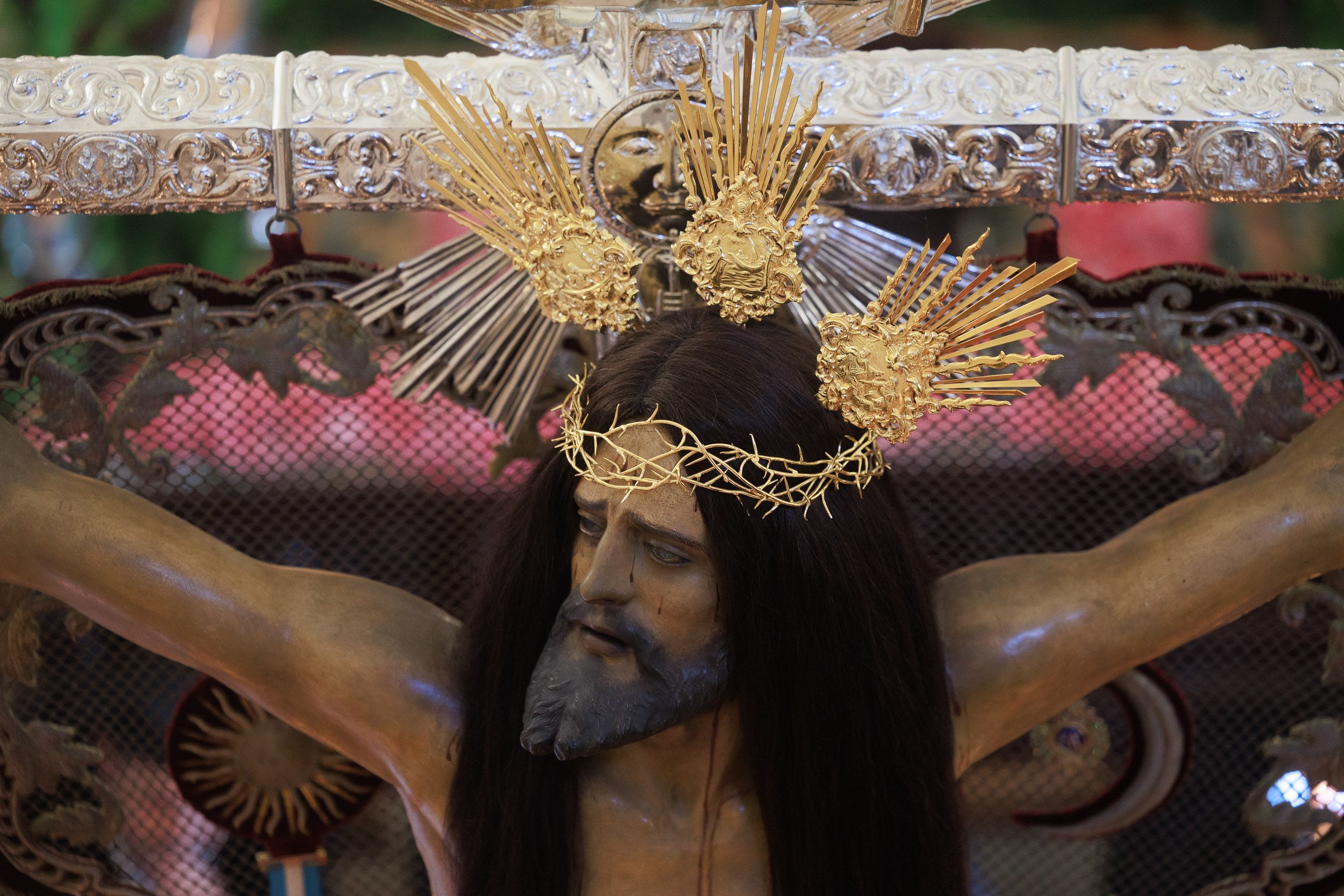 Salió el sol para el Cristo, pero tuvo que refugiarse en San Francisco el Viernes Santo en Jerez 