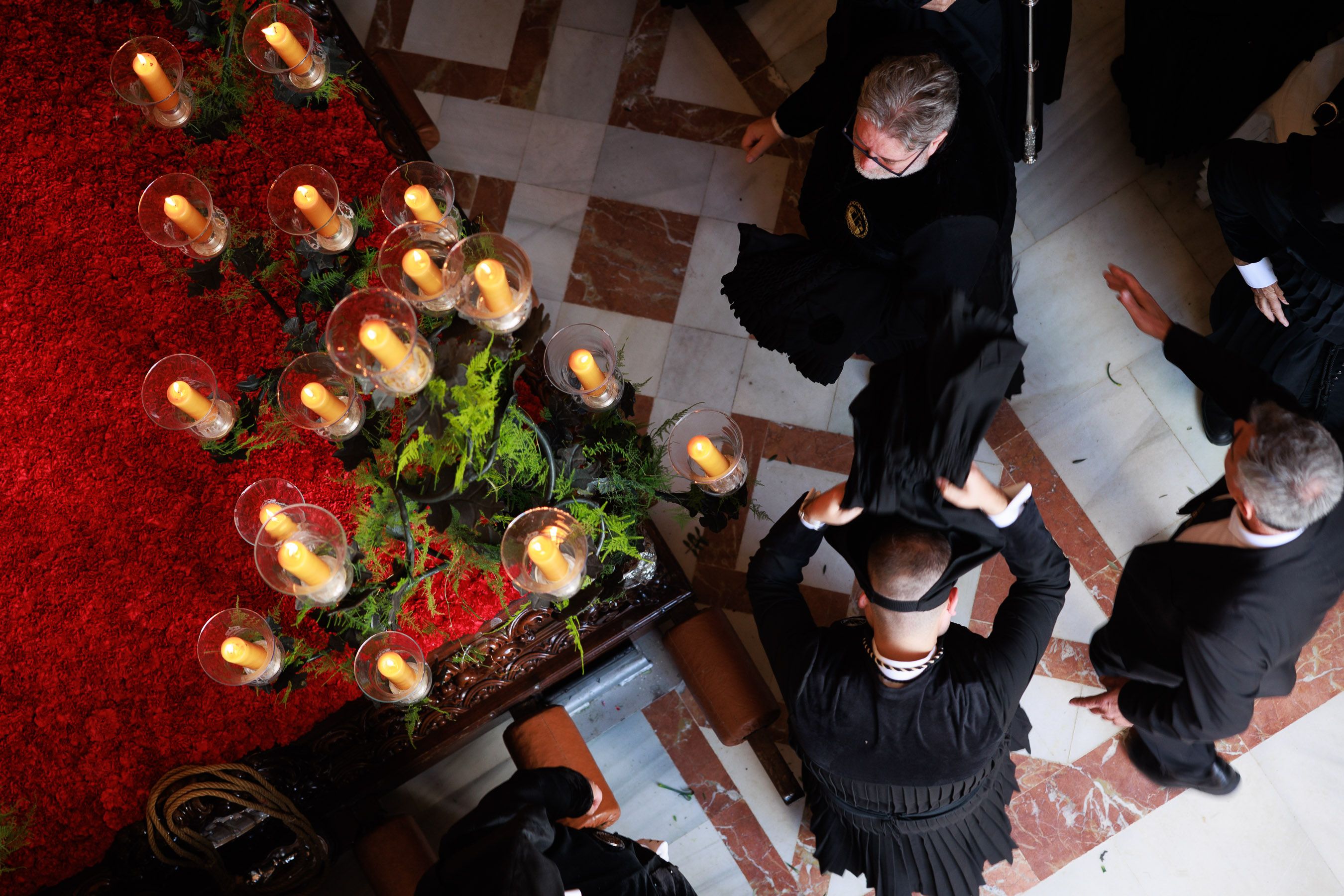 Salió el sol para el Cristo, pero tuvo que refugiarse en San Francisco el Viernes Santo en Jerez 