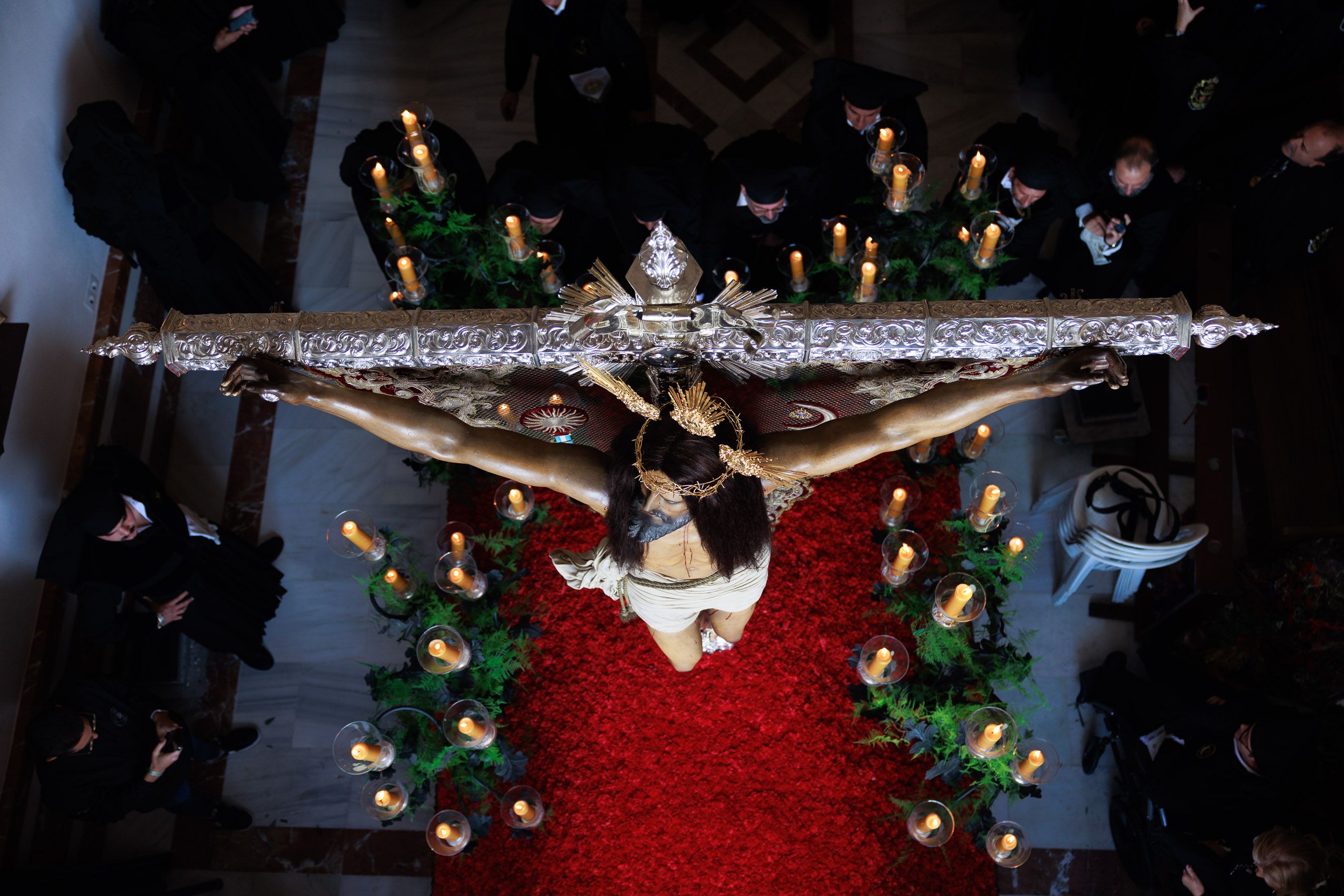 Salió el sol para el Cristo, pero tuvo que refugiarse en San Francisco el Viernes Santo en Jerez