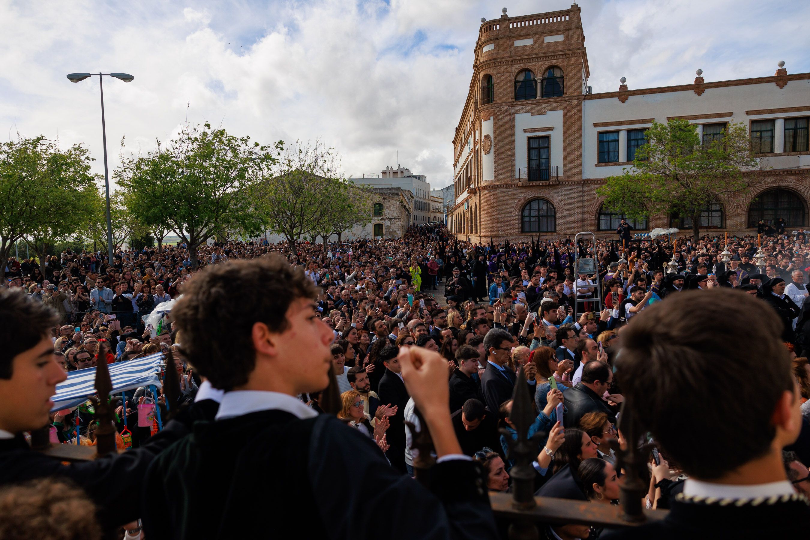 Salió el sol para el Cristo, pero tuvo que refugiarse en San Francisco el Viernes Santo en Jerez