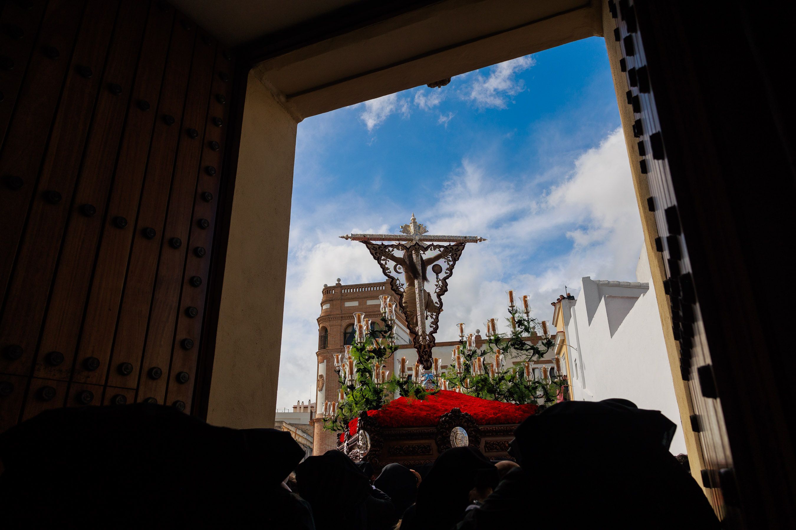 Salió el sol para el Cristo, pero tuvo que refugiarse en San Francisco el Viernes Santo en Jerez