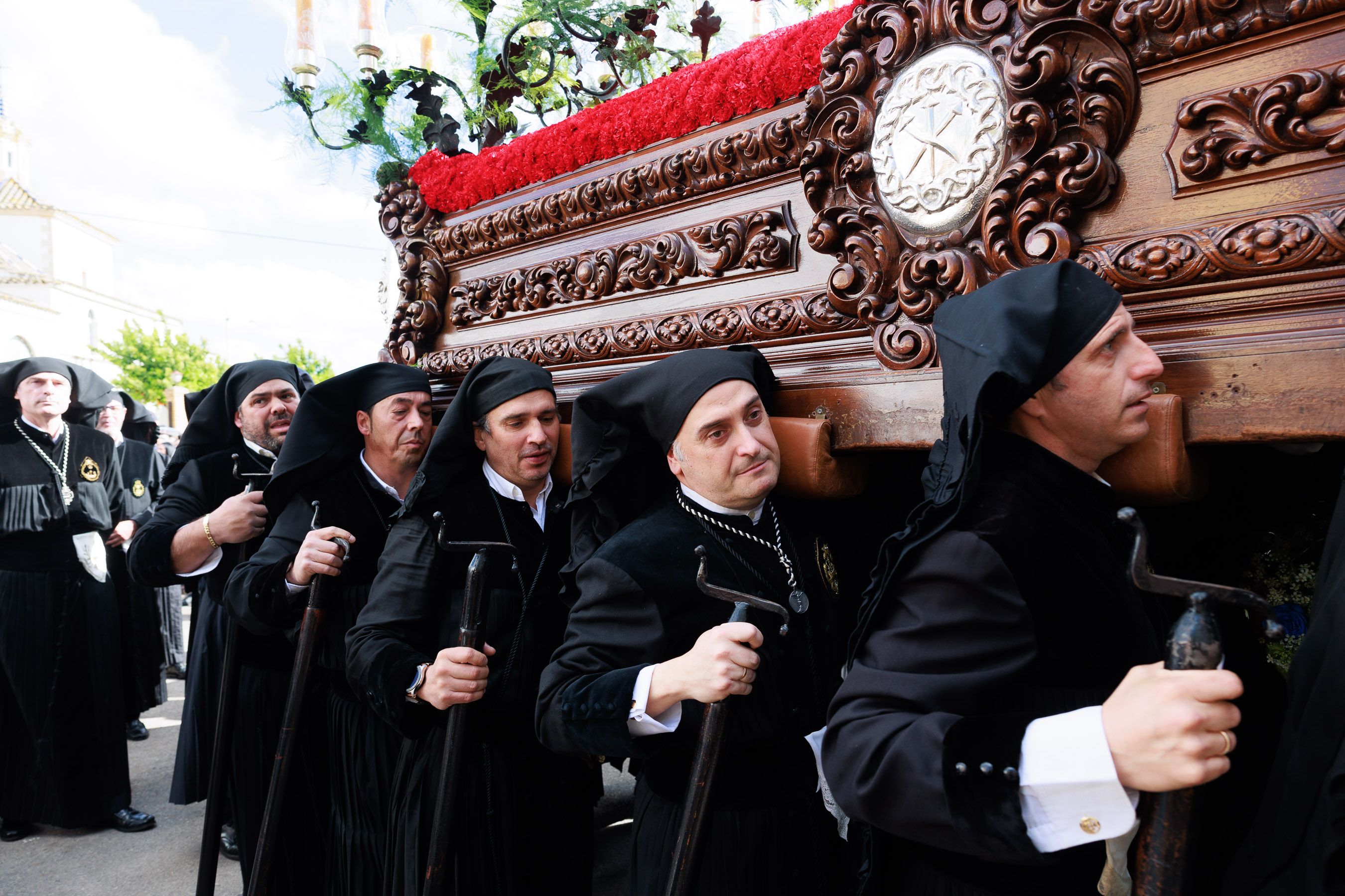 Cargadores del Cristo poco después de salir de San Telmo.