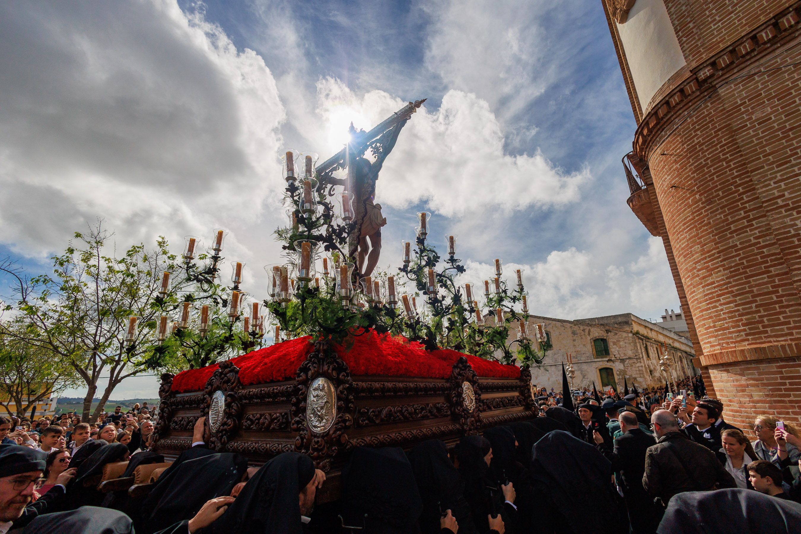 Salió el sol para el Cristo en la plaza que lleva su nombre.