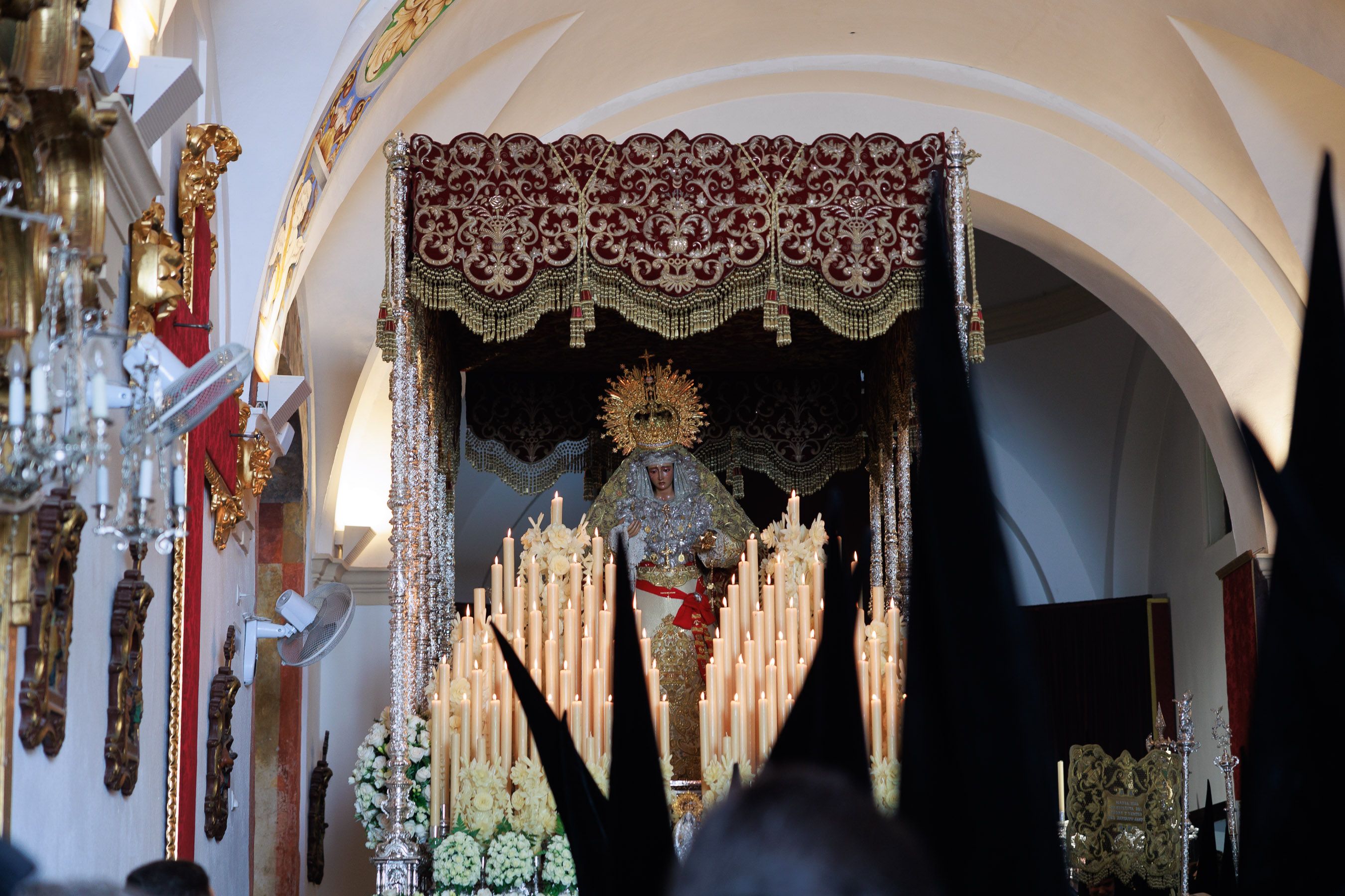 Salió el sol para el Cristo, pero tuvo que refugiarse en San Francisco el Viernes Santo en Jerez 