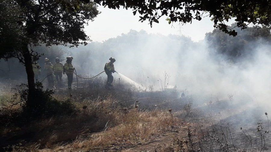 Bomberos actúan en el pareja Los Tornos, en Tarifa.
