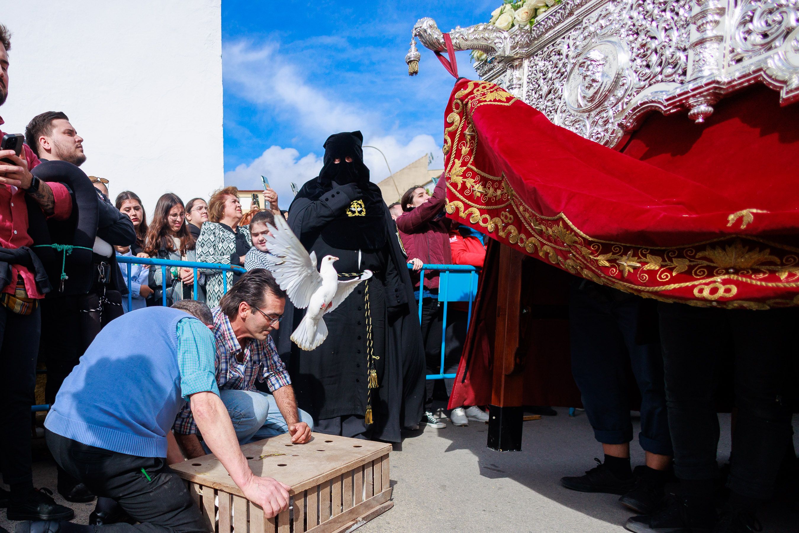 Salió el sol para el Cristo, pero tuvo que refugiarse en San Francisco el Viernes Santo en Jerez 