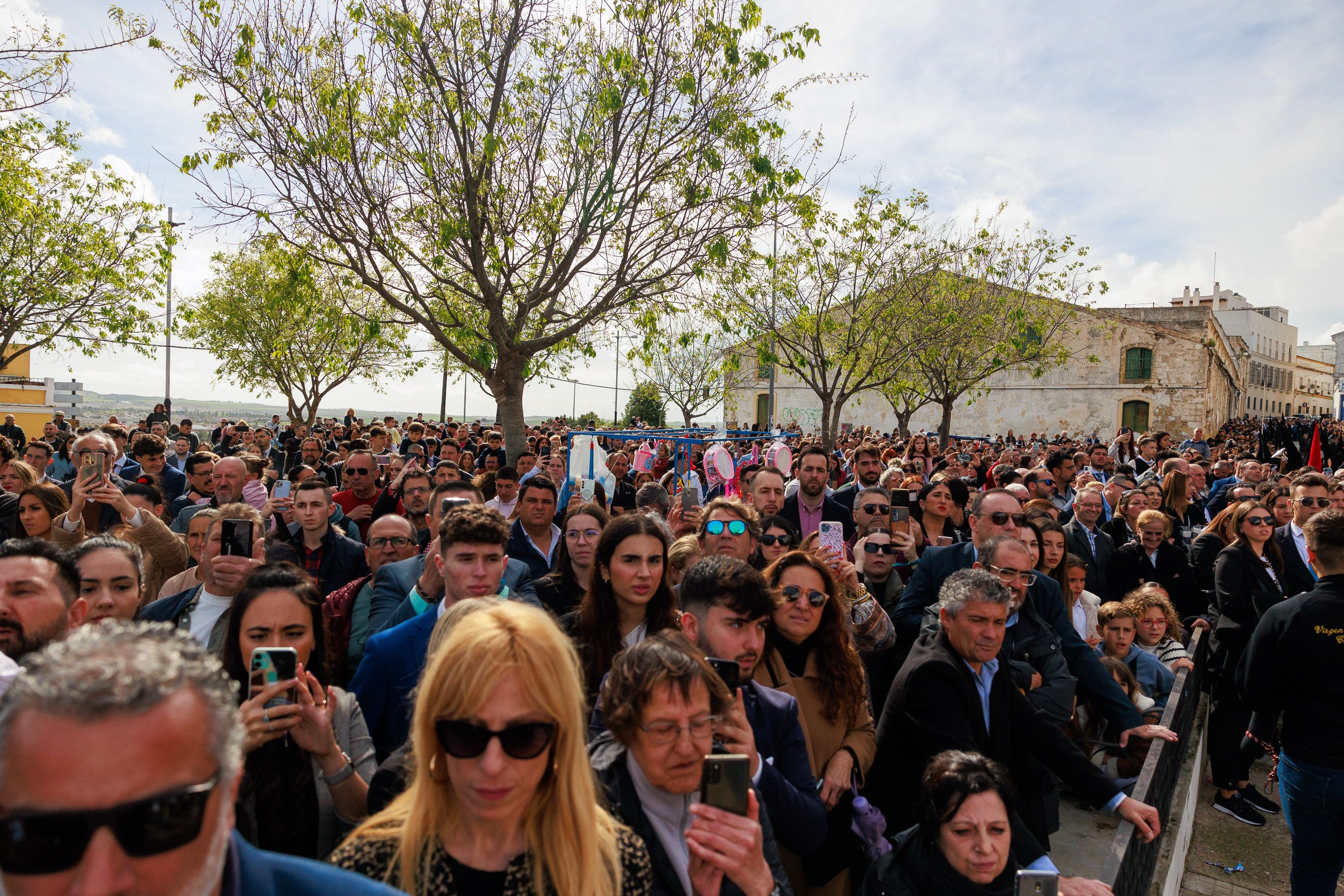 Salió el sol para el Cristo, pero tuvo que refugiarse en San Francisco el Viernes Santo en Jerez 