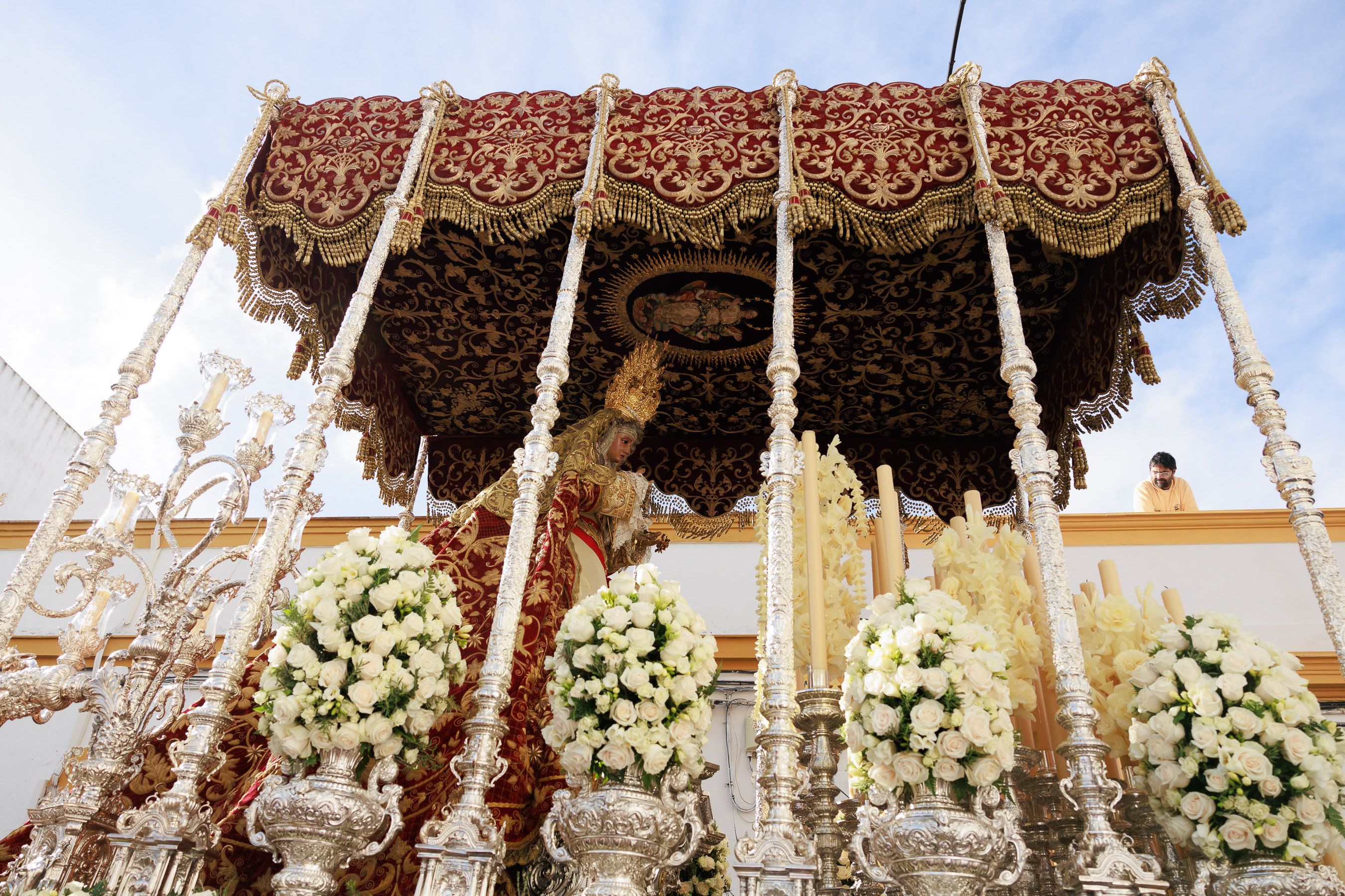 Salió el sol para el Cristo, pero tuvo que refugiarse en San Francisco el Viernes Santo en Jerez 