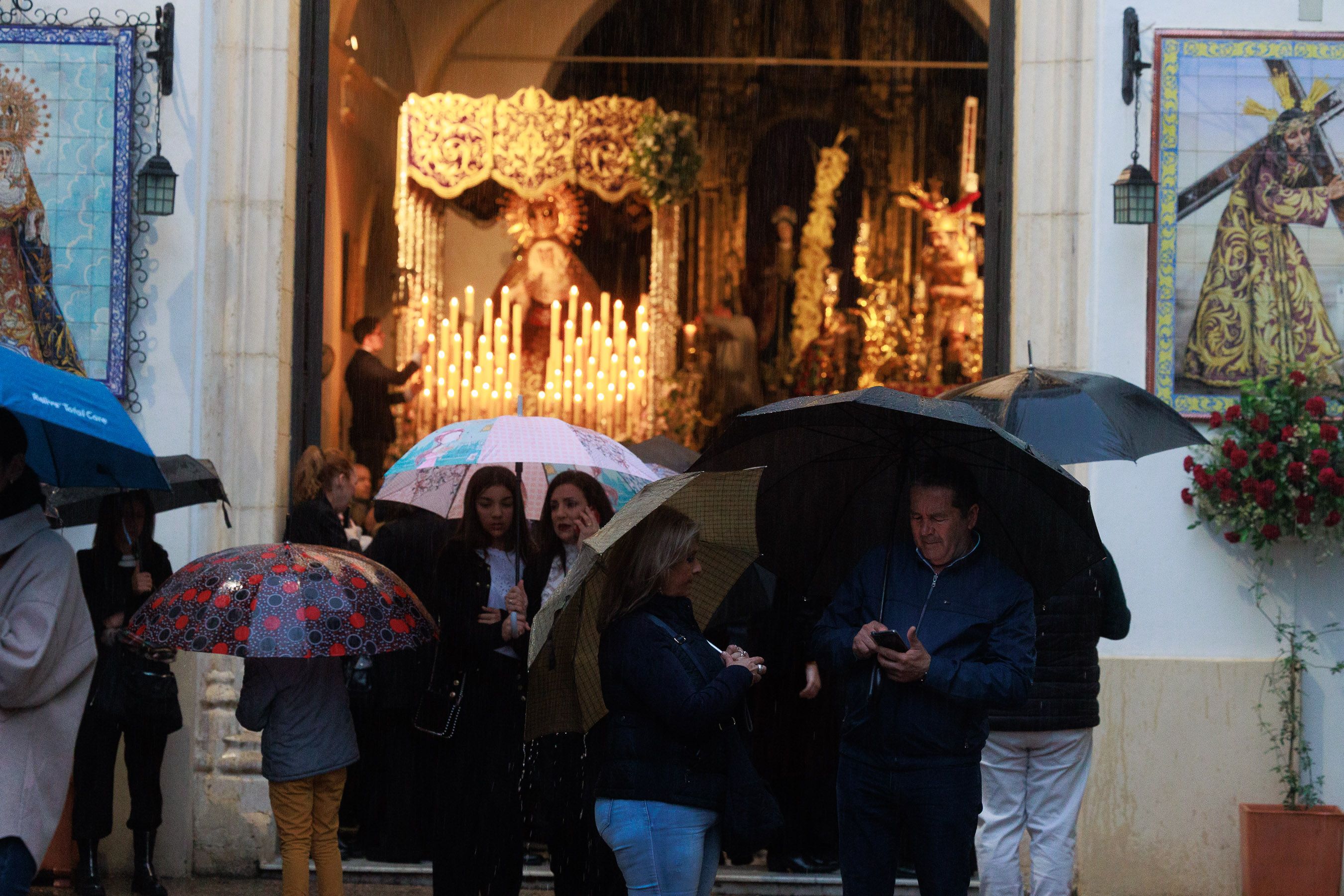 Salió el sol para el Cristo, pero tuvo que refugiarse en San Francisco el Viernes Santo en Jerez 