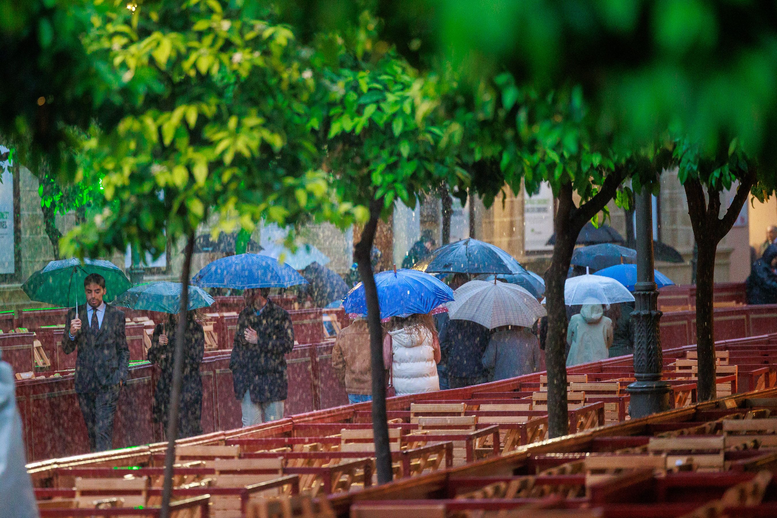 Salió el sol para el Cristo, pero tuvo que refugiarse en San Francisco el Viernes Santo en Jerez 