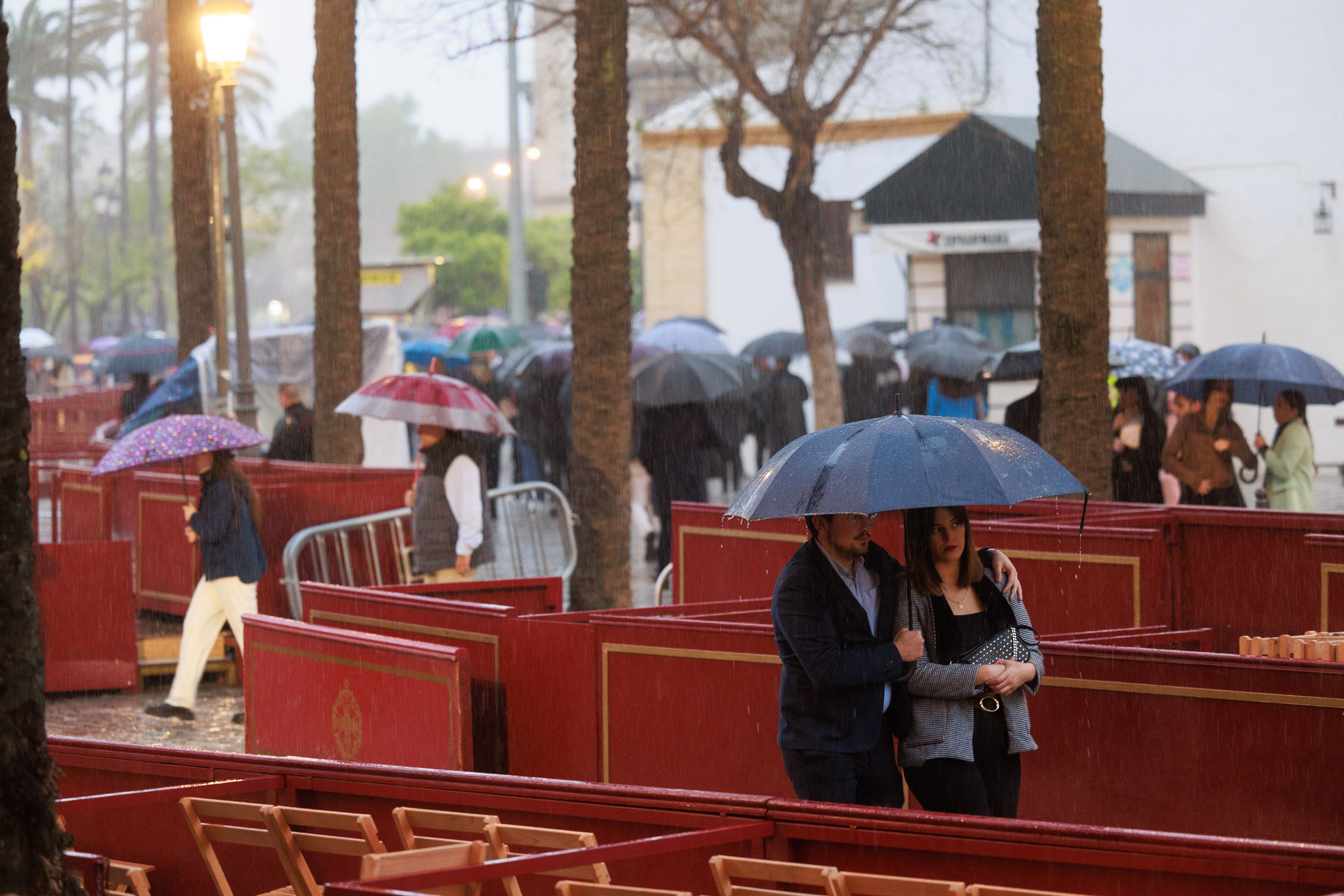 Salió el sol para el Cristo, pero tuvo que refugiarse en San Francisco el Viernes Santo en Jerez 