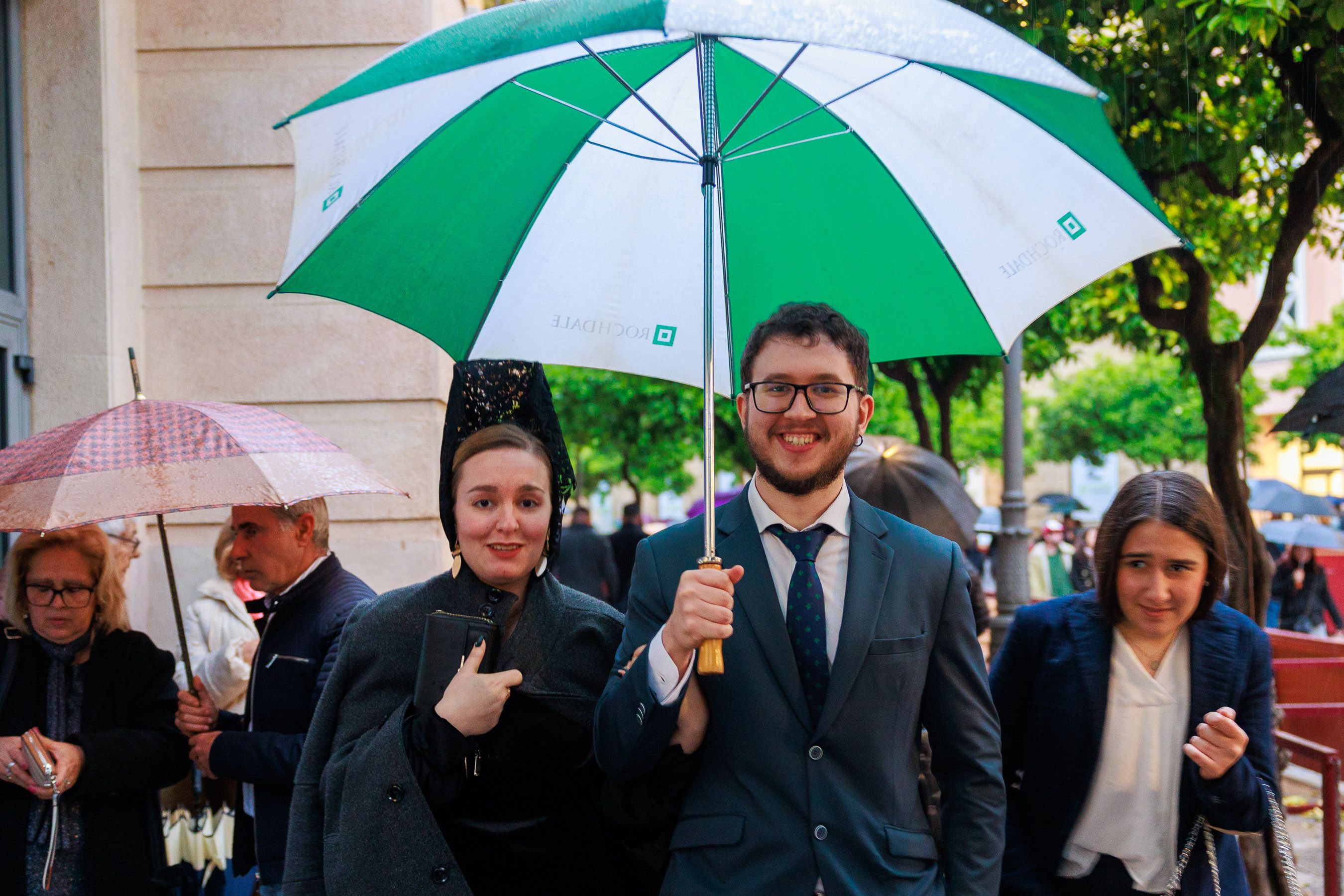 Salió el sol para el Cristo, pero tuvo que refugiarse en San Francisco el Viernes Santo en Jerez 