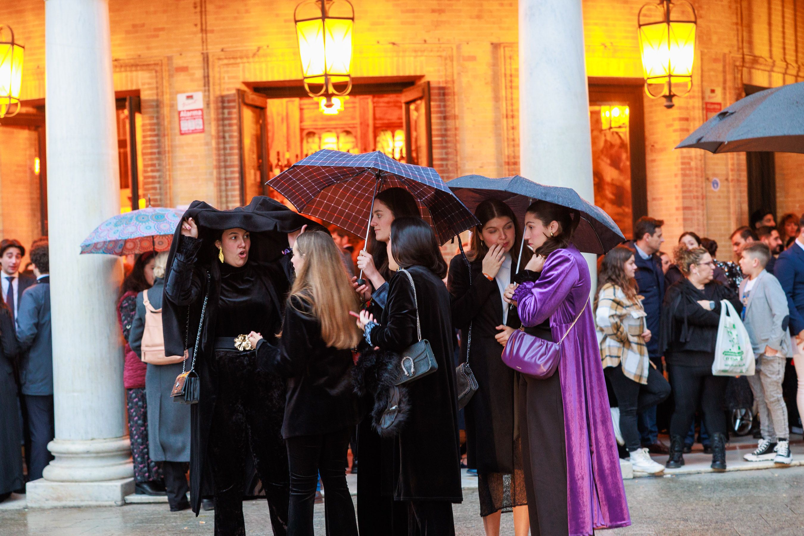 Salió el sol para el Cristo, pero tuvo que refugiarse en San Francisco el Viernes Santo en Jerez 