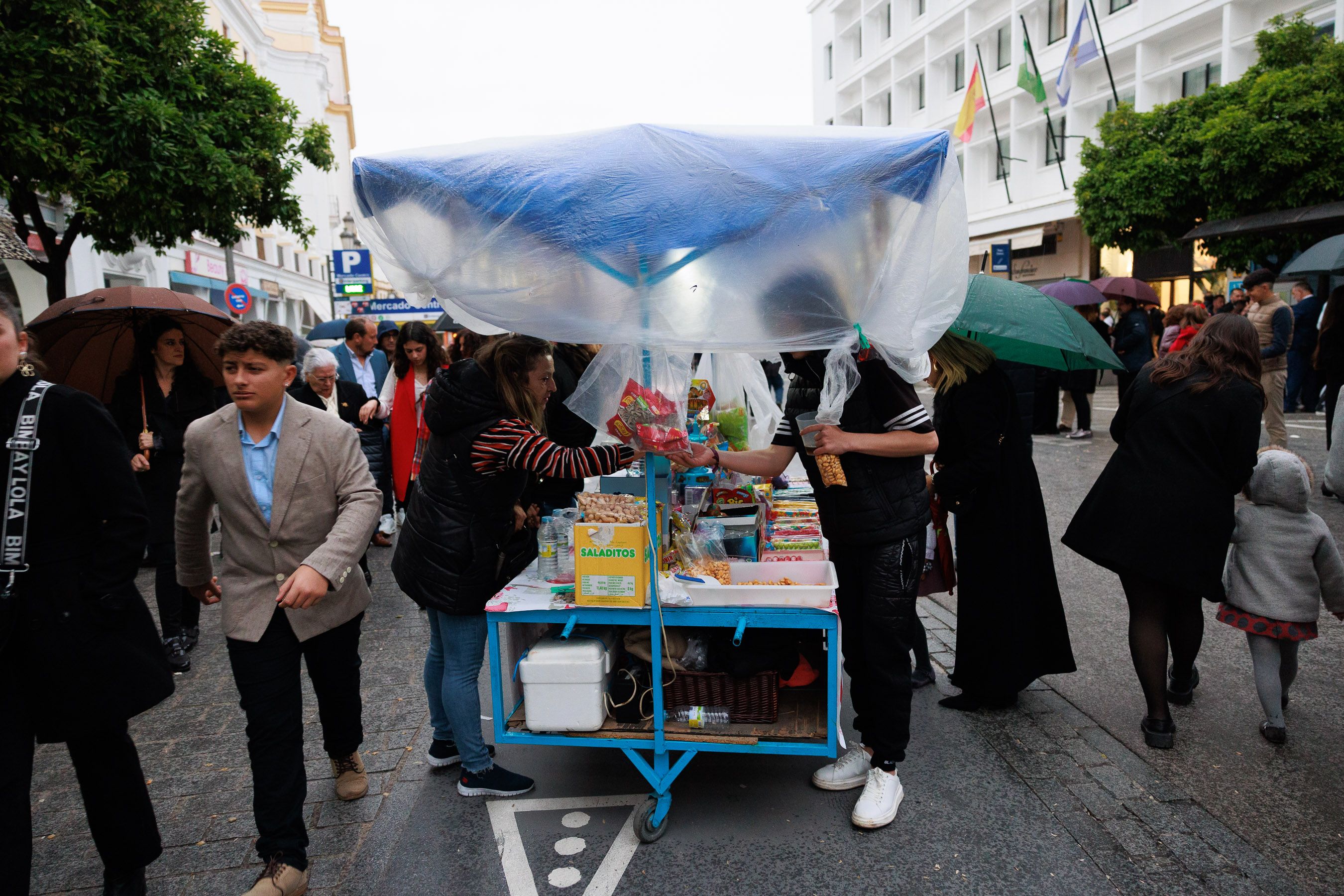 Salió el sol para el Cristo, pero tuvo que refugiarse en San Francisco el Viernes Santo en Jerez 