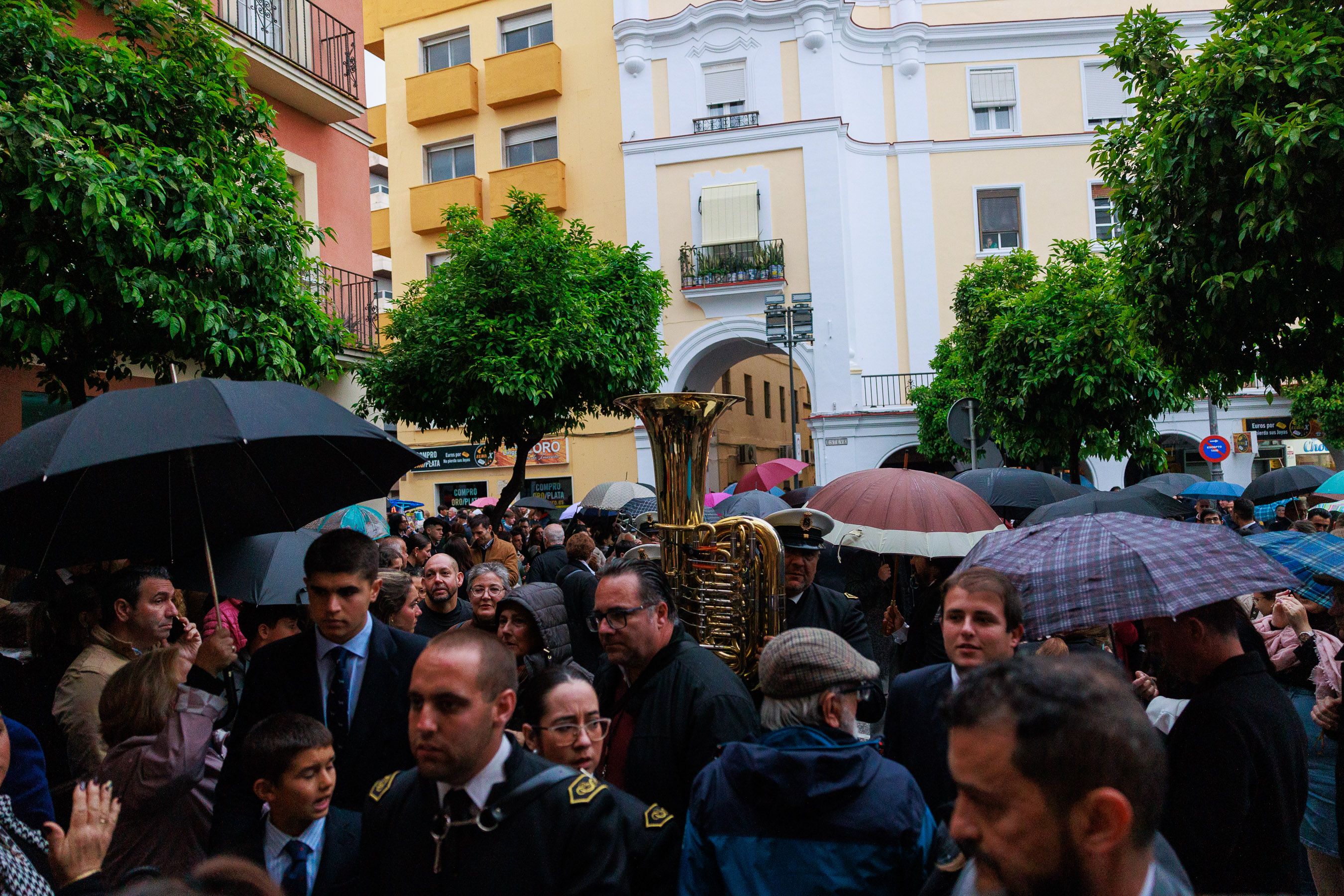 Salió el sol para el Cristo, pero tuvo que refugiarse en San Francisco el Viernes Santo en Jerez 