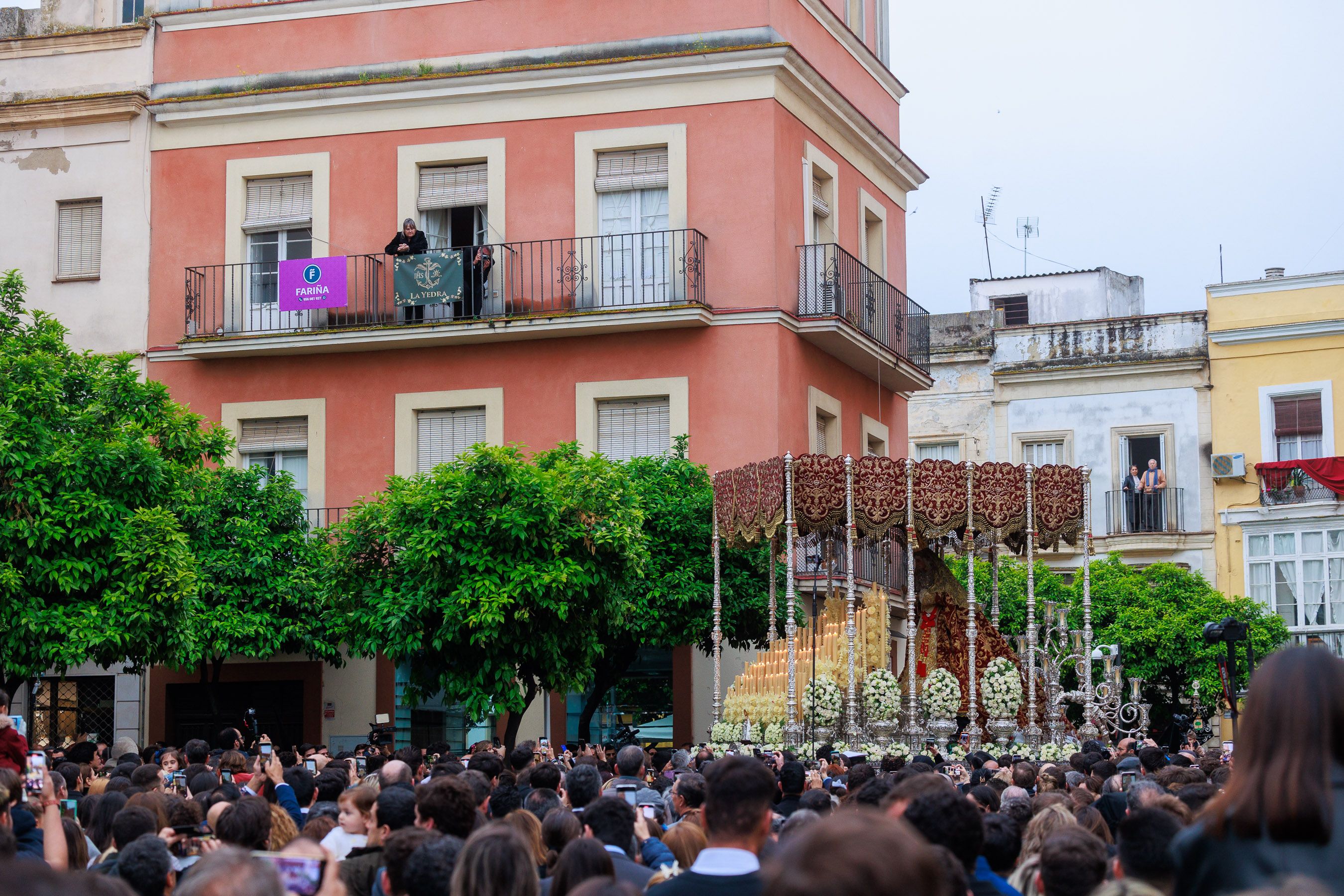 Pasos de palio de la Virgen del Valle camino de San Francisco para refugiarse de la lluvia. 