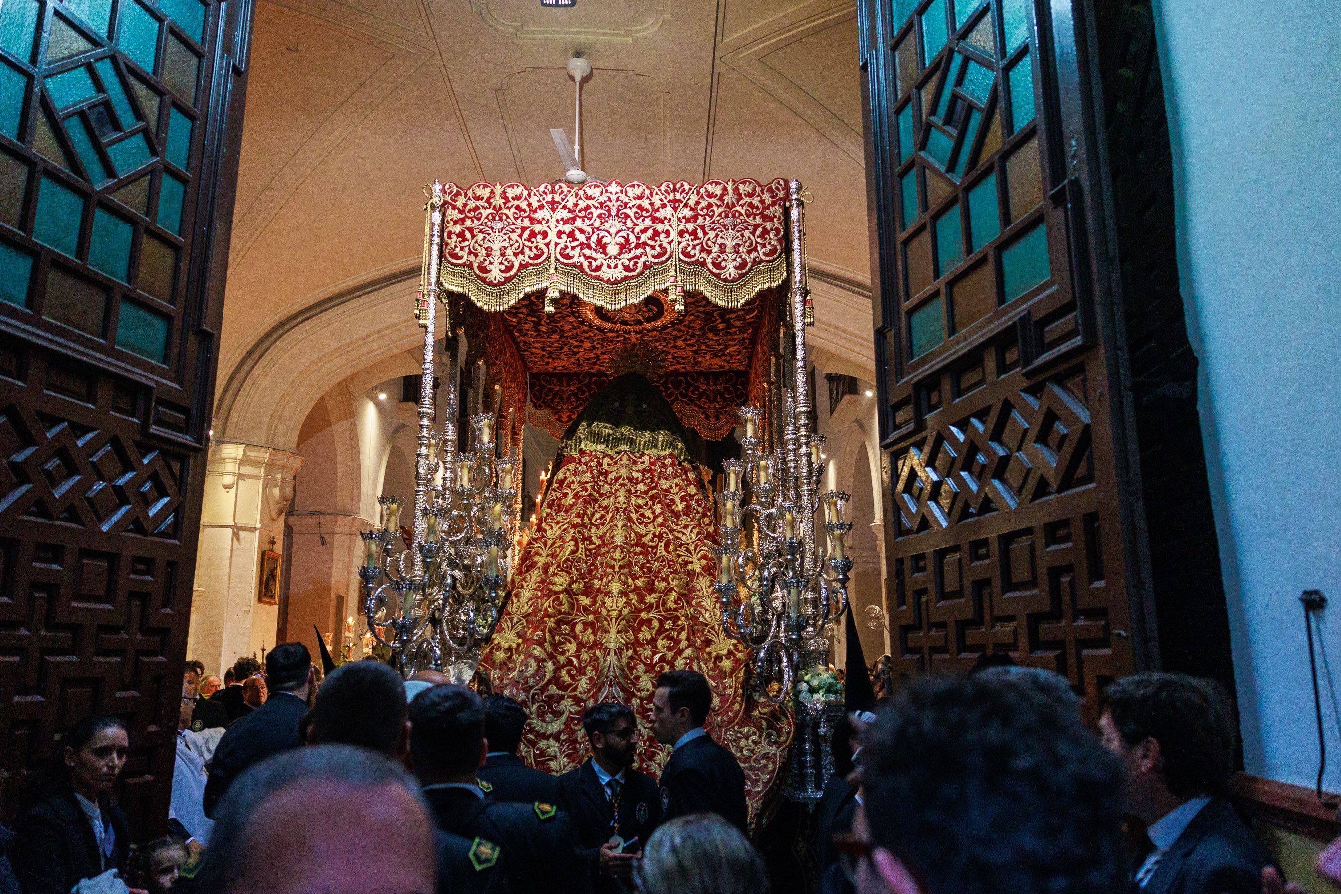 Salió el sol para el Cristo, pero tuvo que refugiarse en San Francisco el Viernes Santo en Jerez 
