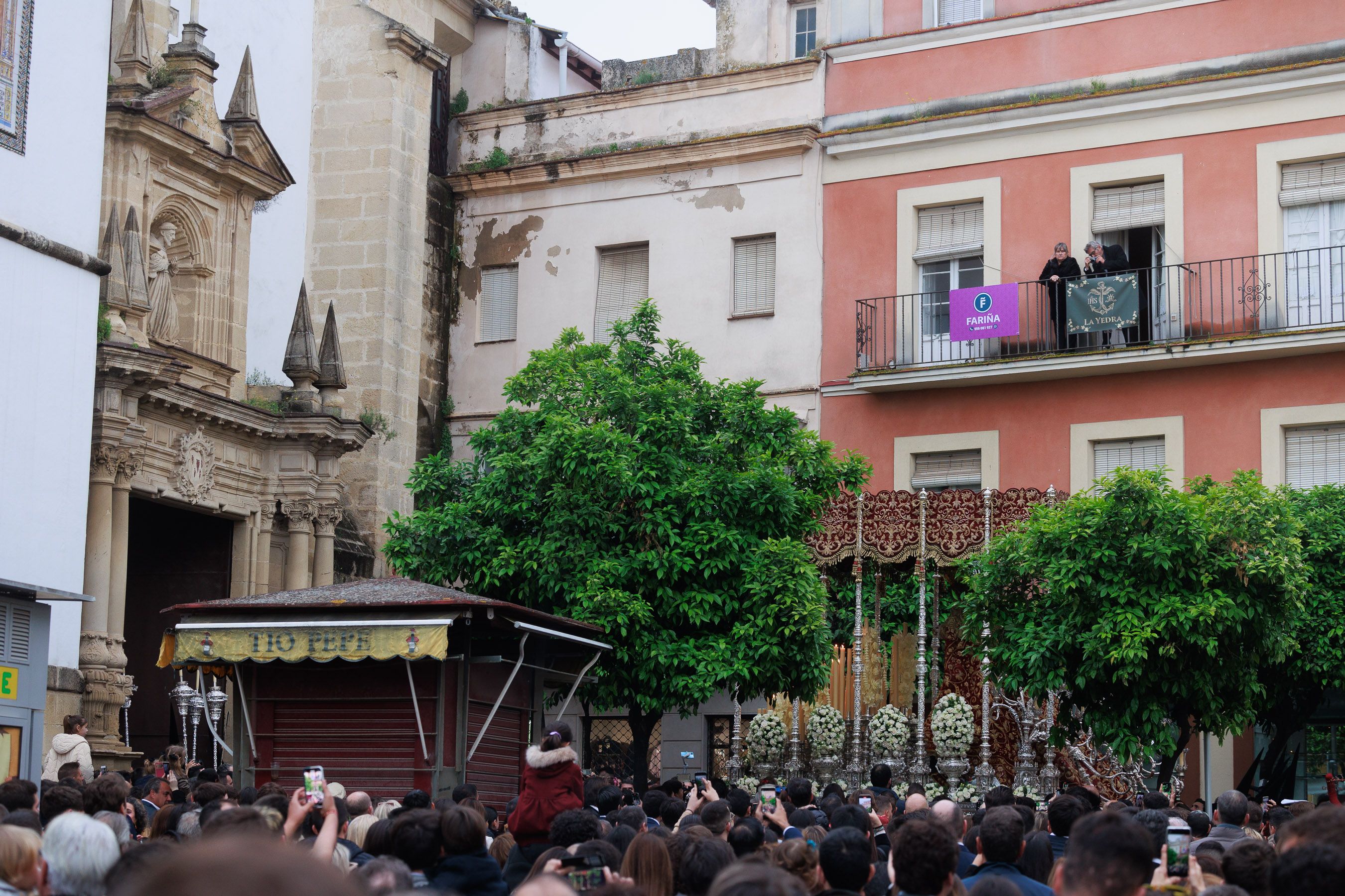 Salió el sol para el Cristo, pero tuvo que refugiarse en San Francisco el Viernes Santo en Jerez 