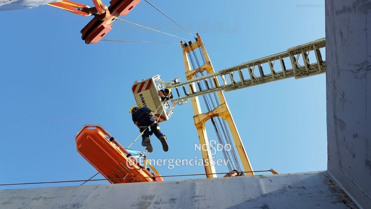 Evacuación del trabajador accidentado en el Puerto de Sevilla. Foto: Emergencias Sevilla