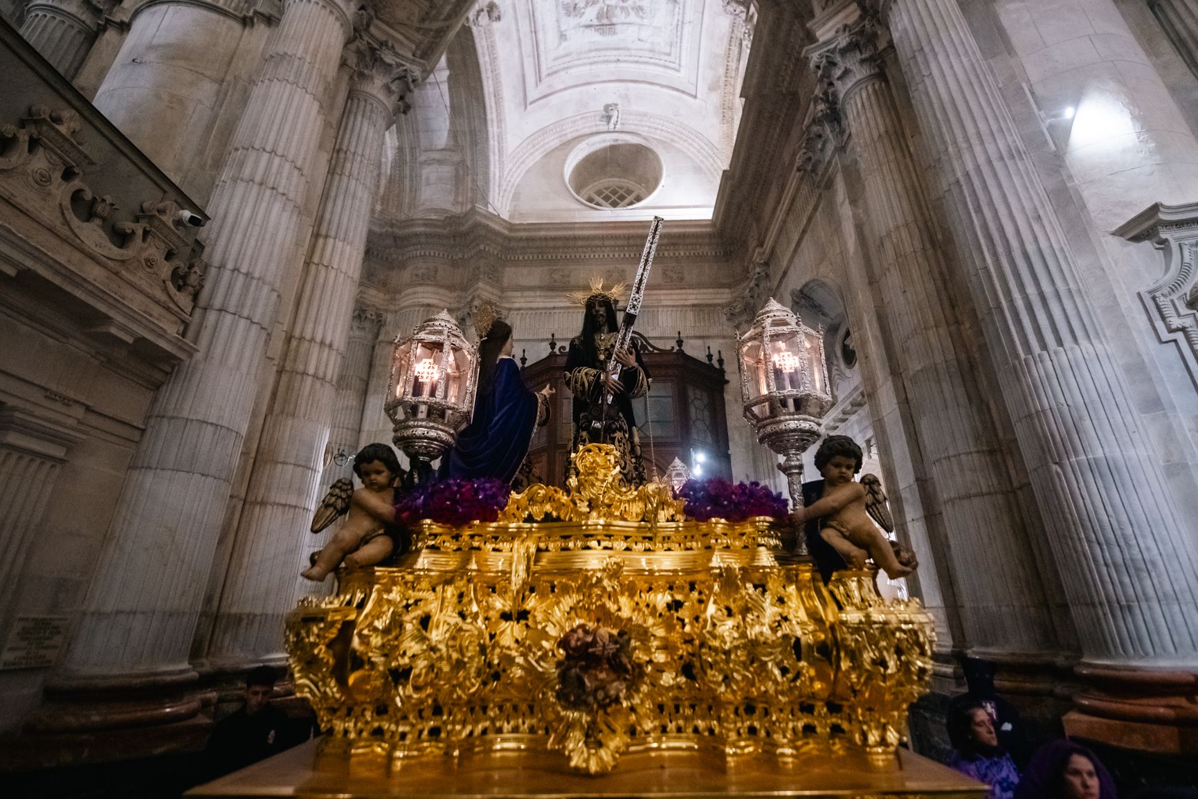 las imágenes del Jueves Santo y la madrugá en Cádiz 