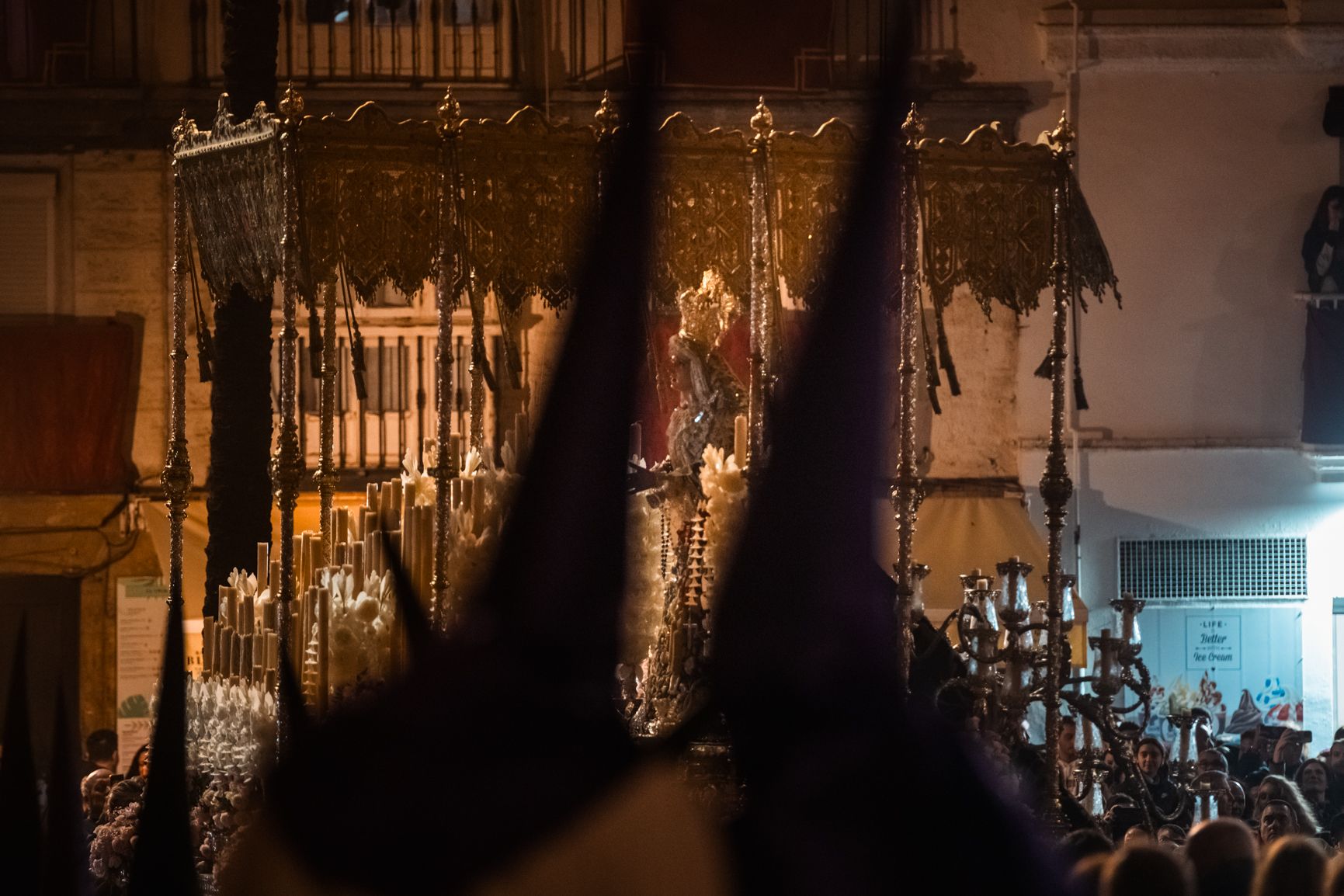 las imágenes del Jueves Santo y la madrugá en Cádiz 