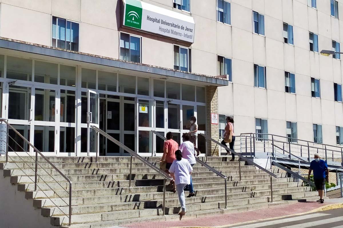Pacientes, entrando al Hospital de Jerez, en una imagen reciente.