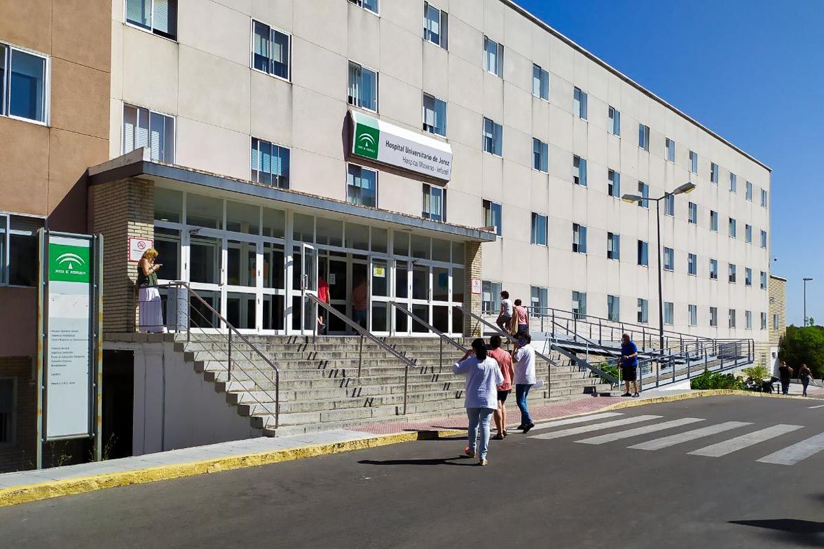 Varias personas, a las puertas del Hospital de Jerez, gestionado por el SAS.