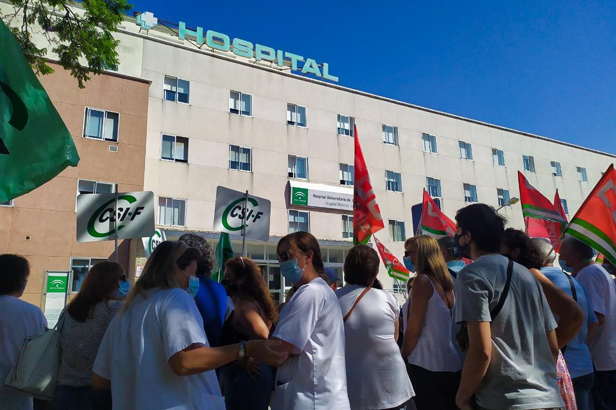 Un momento de la manifestación frente al Hospital de Jerez, la mañana de este jueves. 