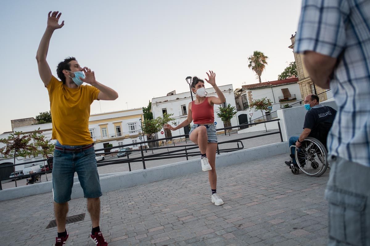 Uno de los juegos realizados en el taller de improvisación, en plaza Belén. FOTO: MANU GARCÍA