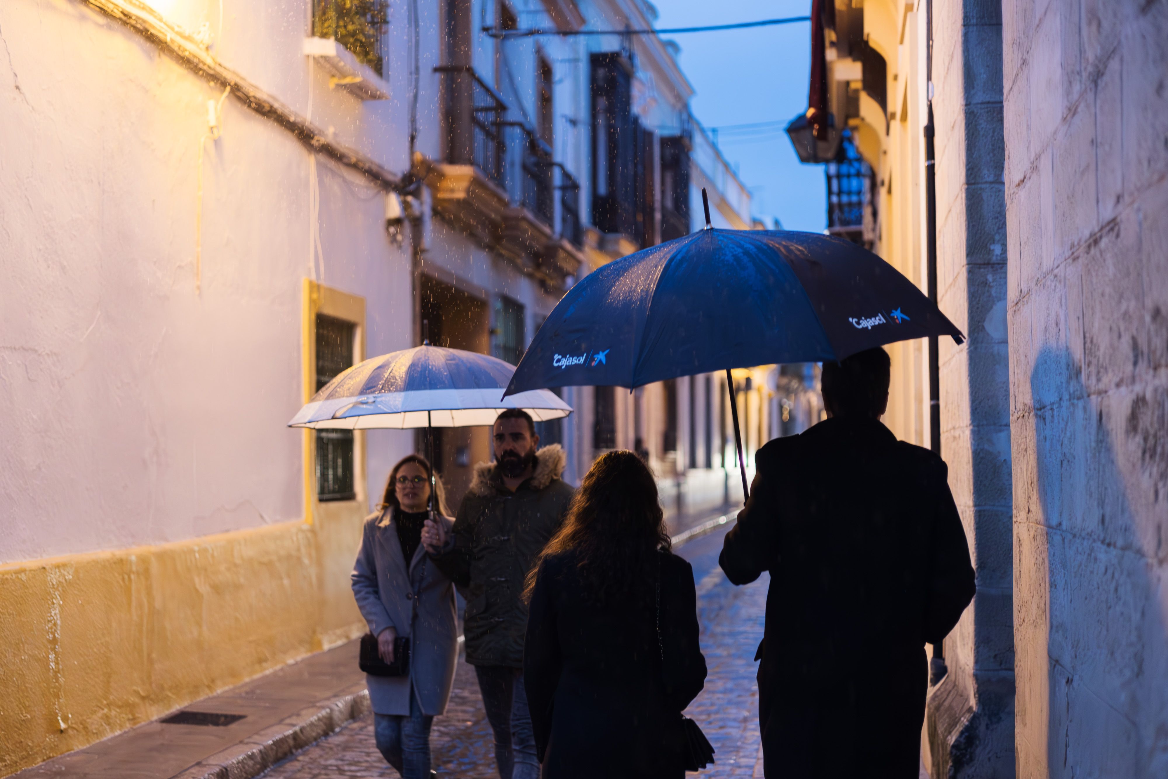Un grupo de personas pasea por Jerez bajo la lluvia, en una imagen de archivo.