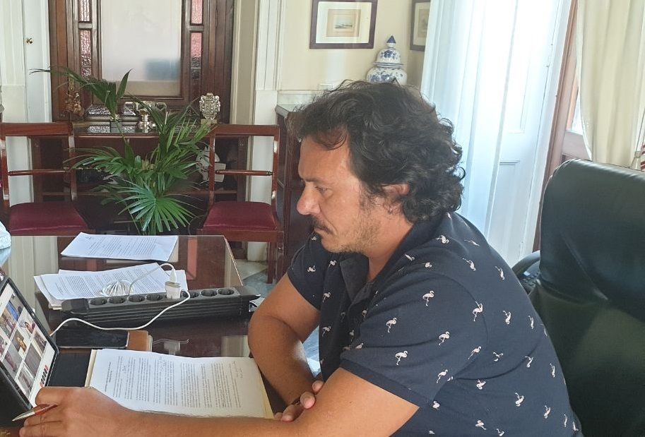 El alcalde de Cádiz, José María González, siguiendo un pleno en una imagen reciente.