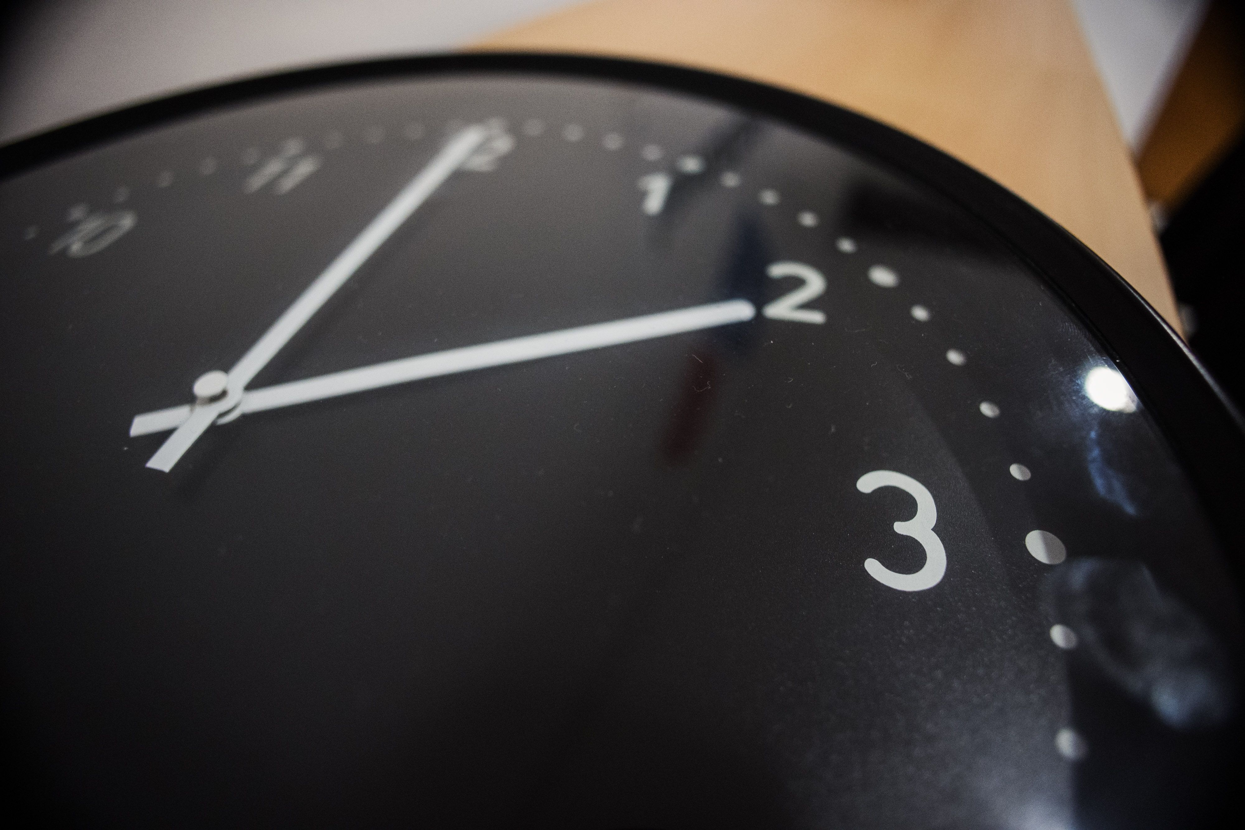 Una imagen de un reloj marcando las 2.00 horas.