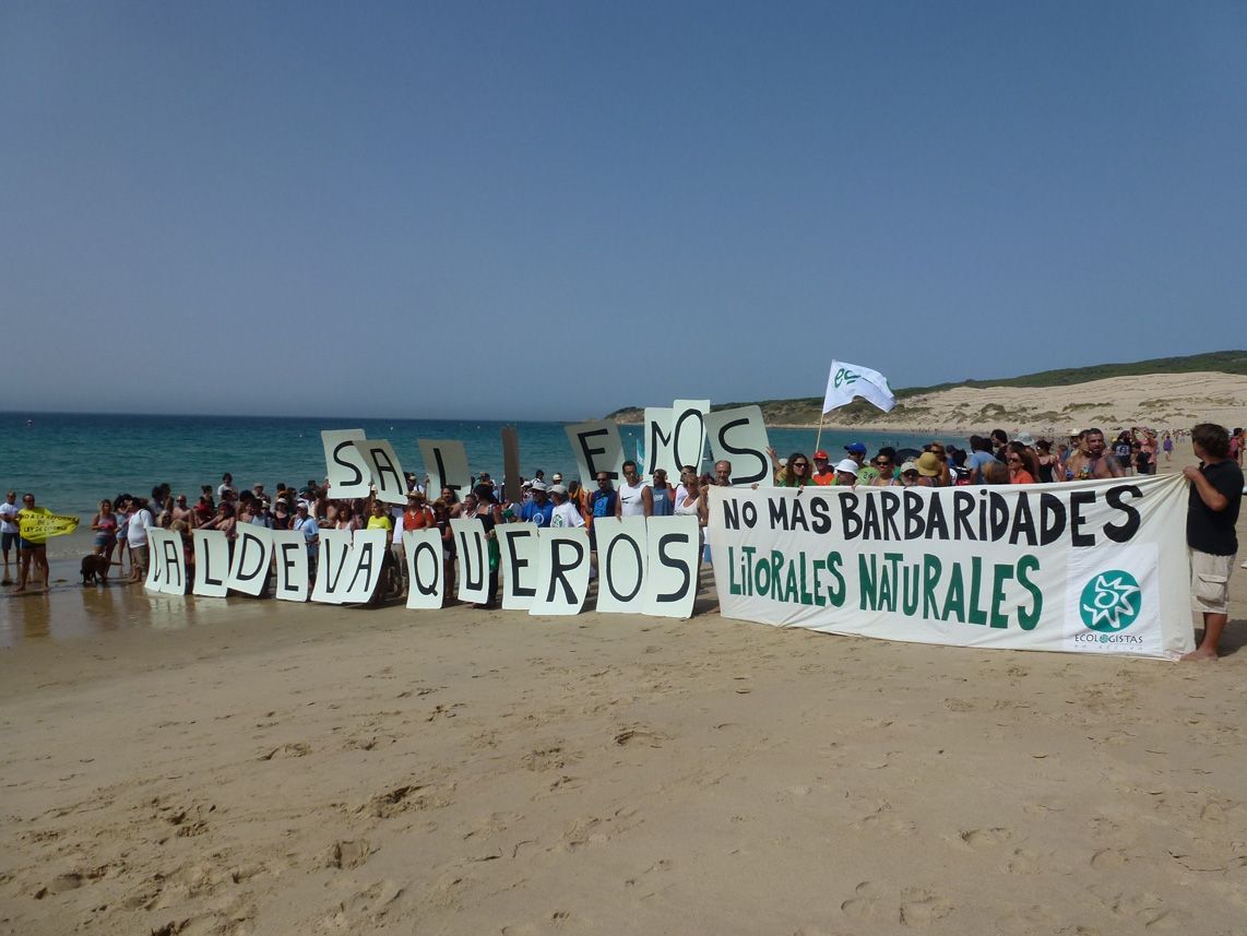 Una manifestación celebrada en Valdevaqueros, en una imagen de archivo.
