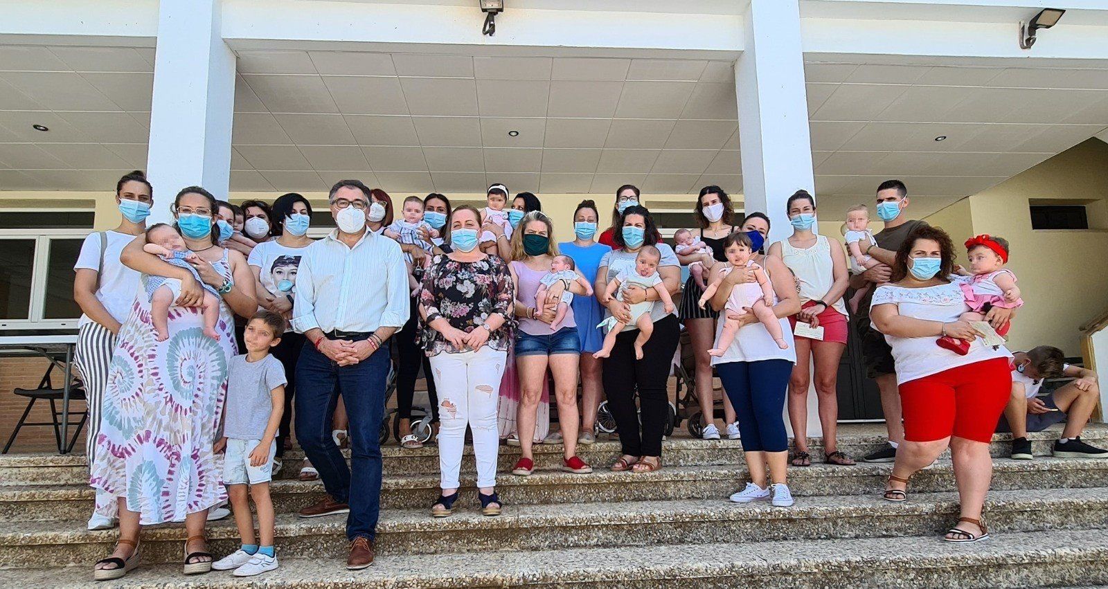 El alcalde de Navas de San Juan, con las beneficiarias de los cheques-bebé.