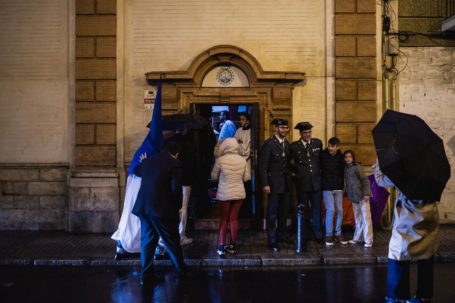 Paraguas el pasado Viernes Santo en Sevilla.