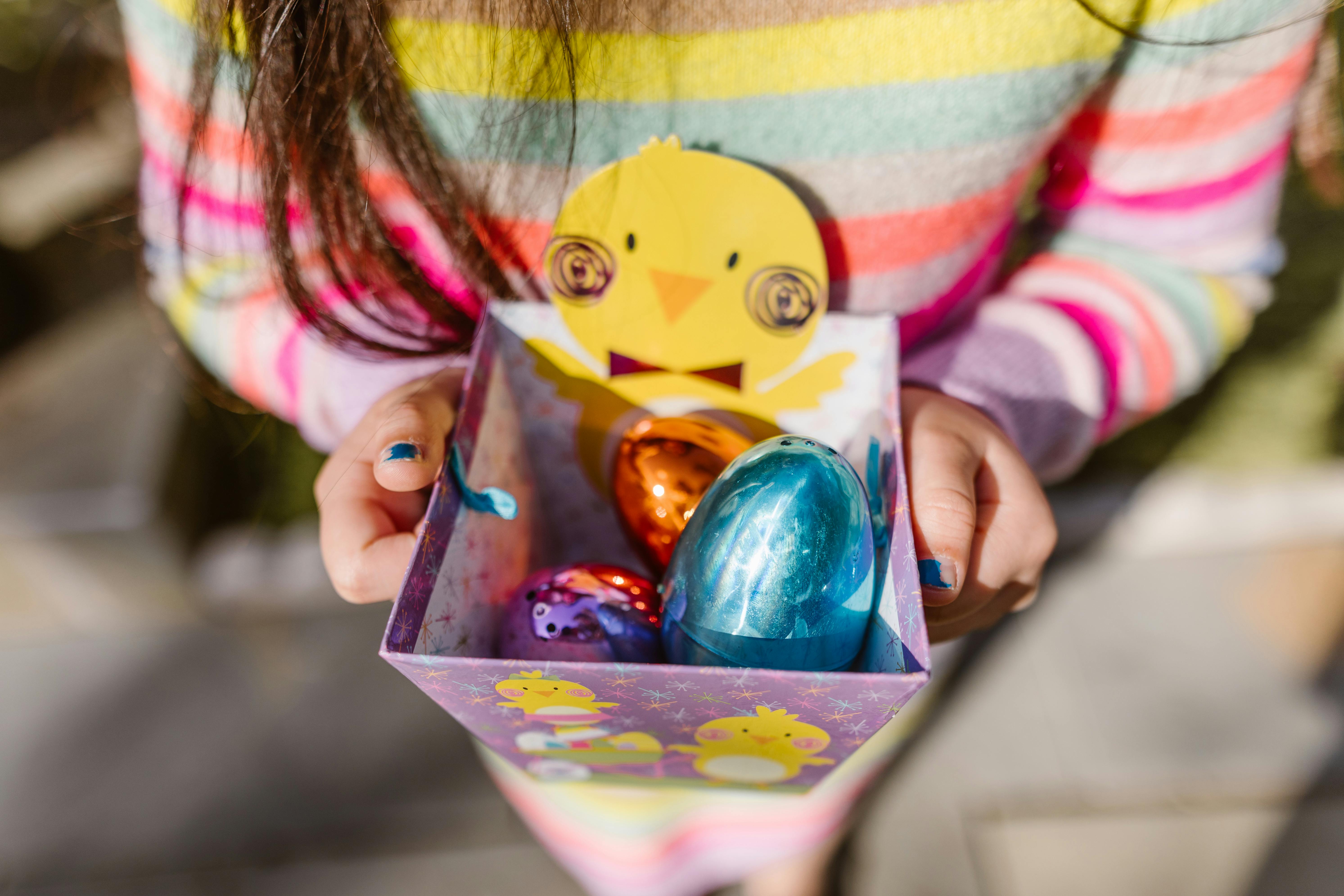 Una niña, con unos huevos de Pascua.