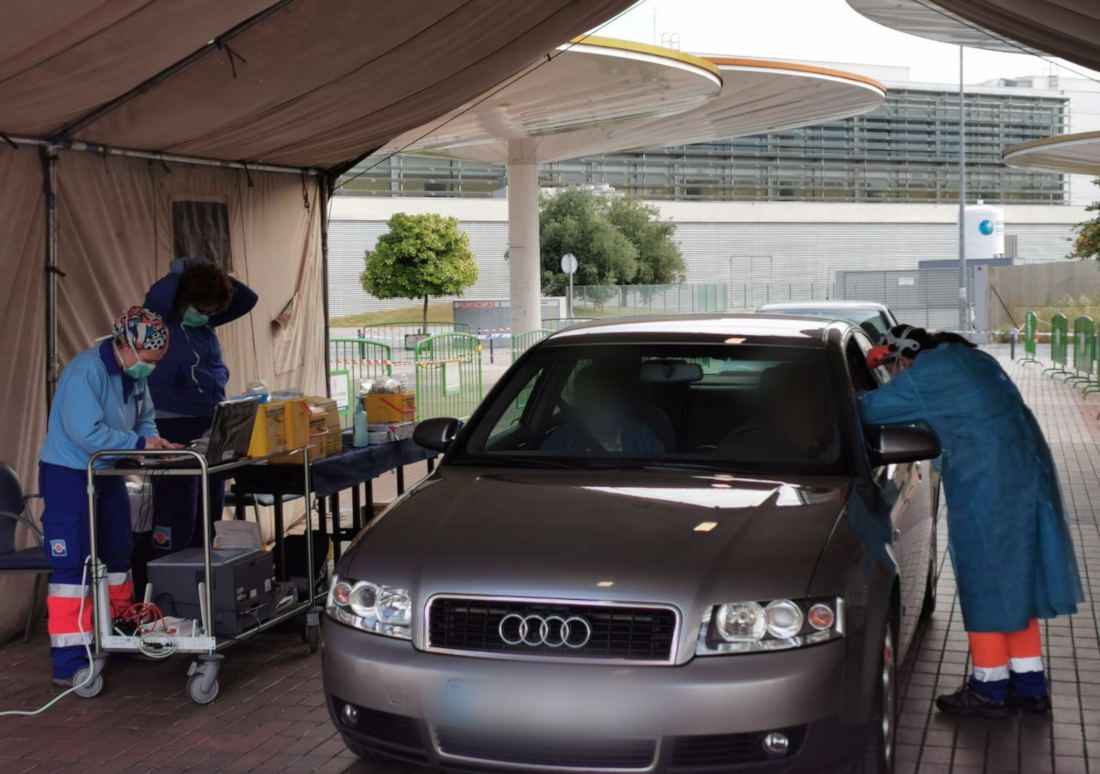 Sanitarios realizan test en el centro Castilla del Pino de Córdoba en una carpa instalada durante el confinamiento. FOTO: SAS