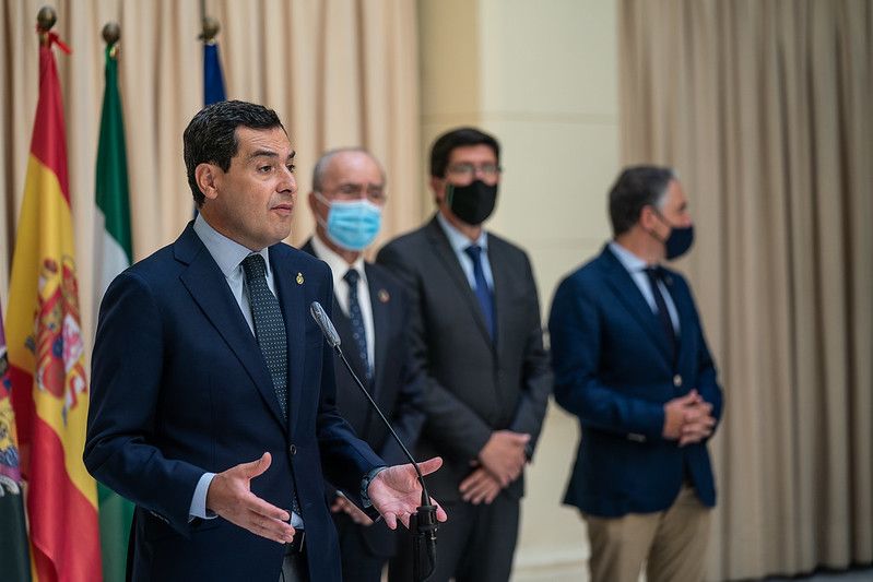 El presidente de la Junta, Juan Manuel Moreno, con los consejeros Juan Marín y Elías Bendodo al fondo.