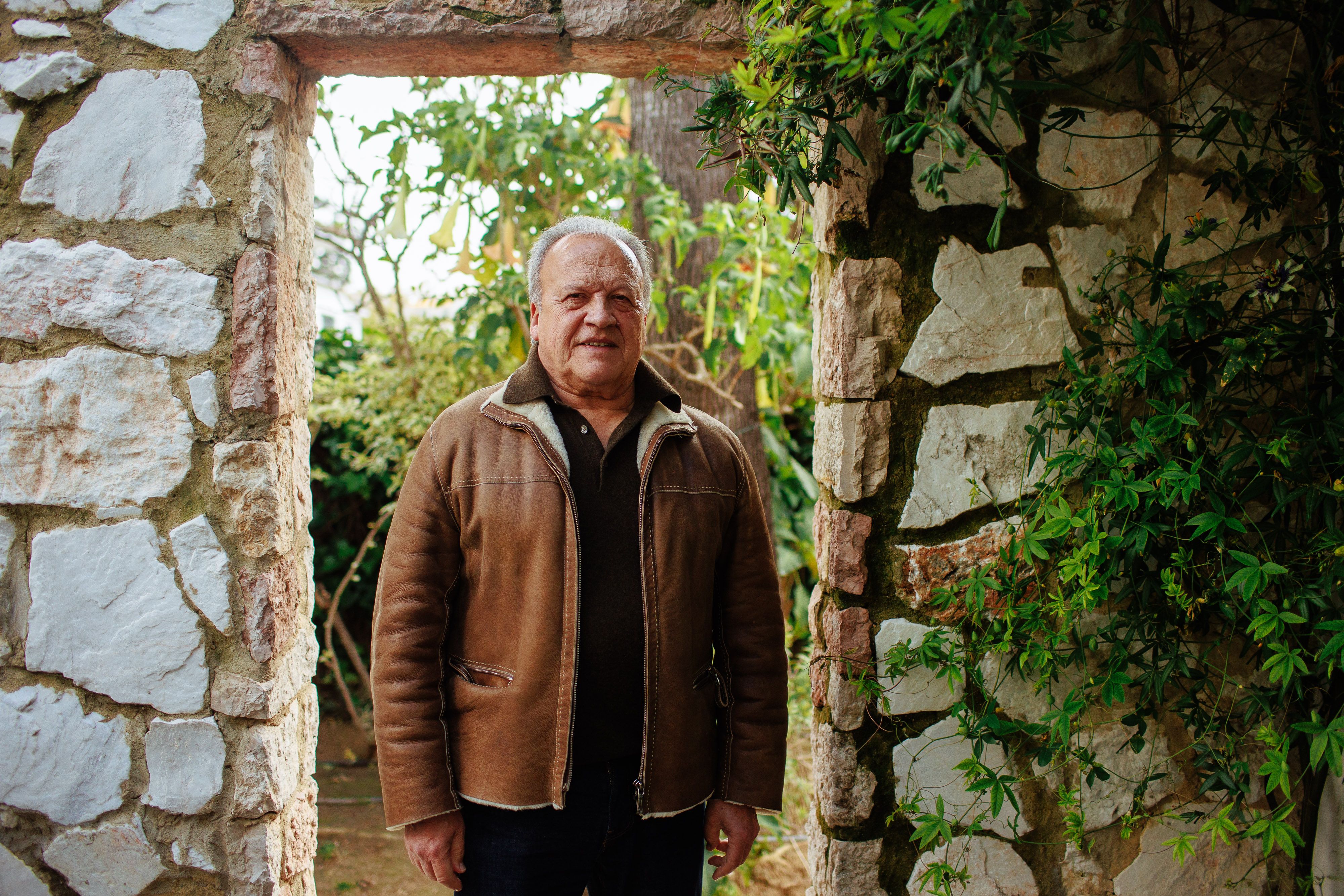 Pedro Pacheco, en la entrada de su casa en Jerez, retratado esta semana.