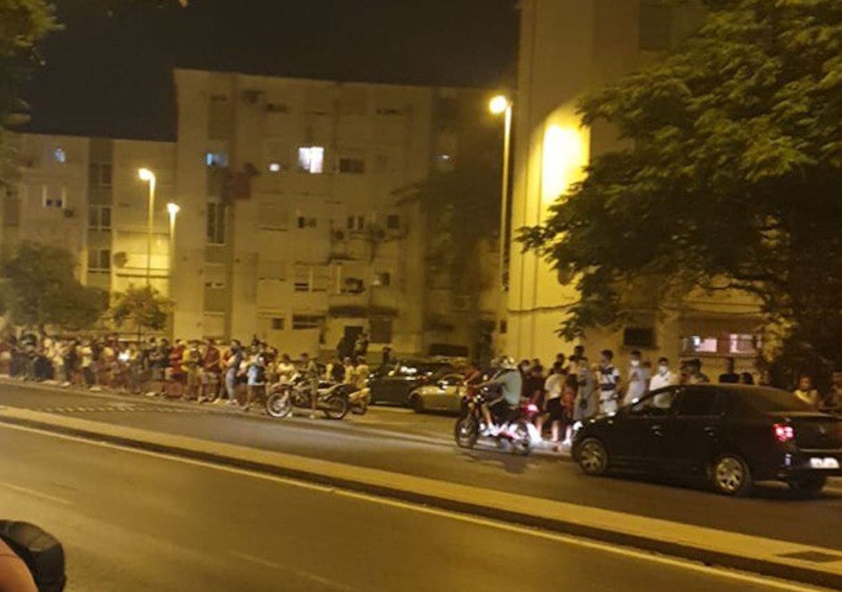 Carreras ilegales de motos en la avenida Blas Infante, en Jerez, en una imagen de archivo.