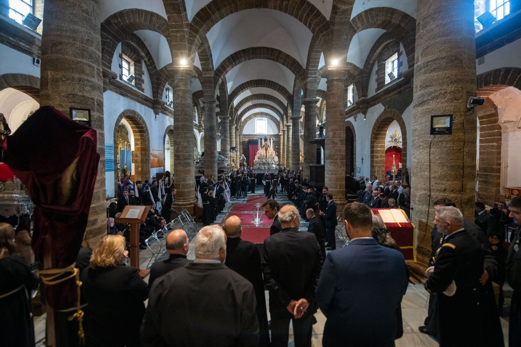  El Santo Entierro no salva el Sábado Santo en Cádiz.