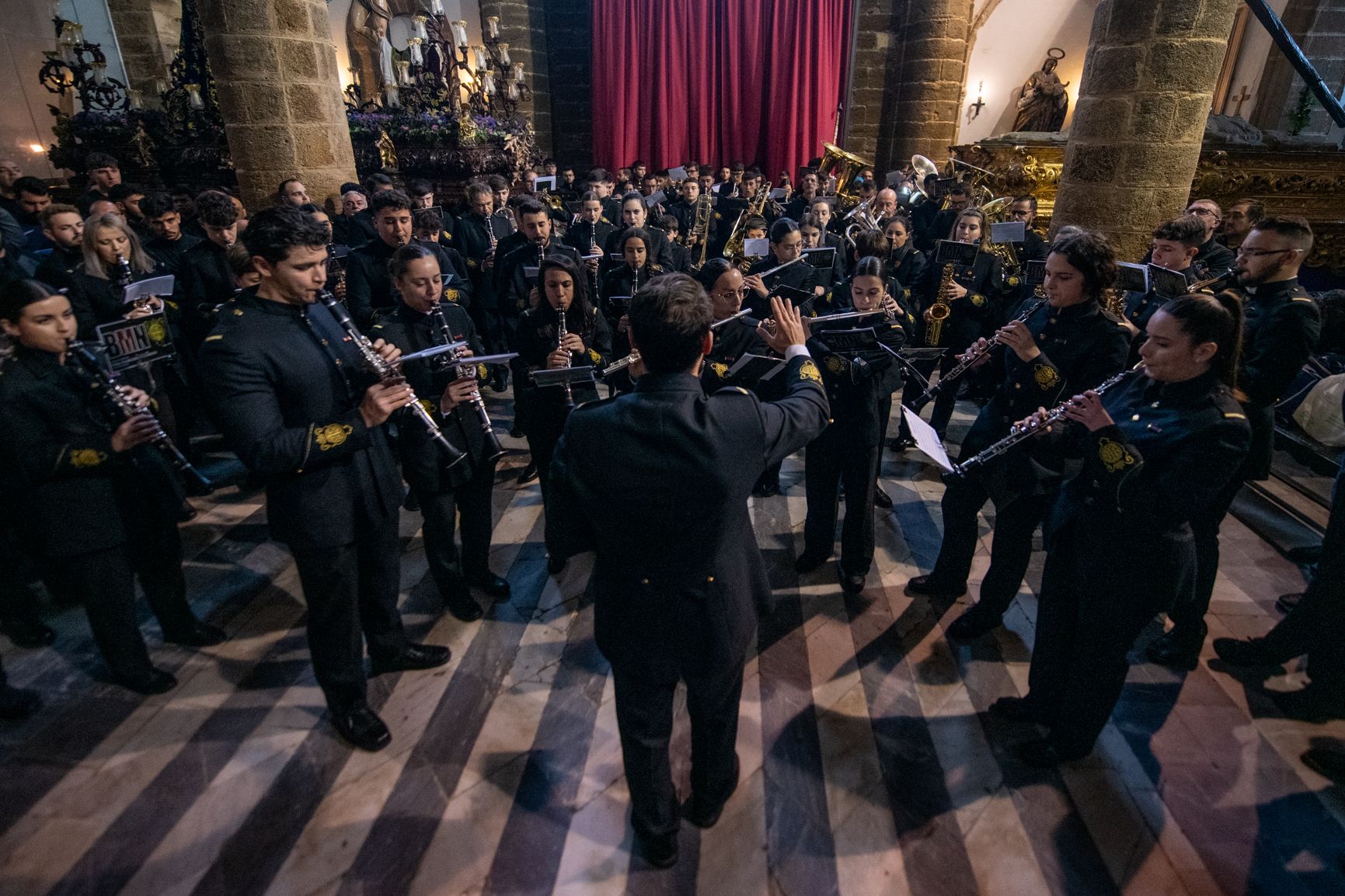  El Santo Entierro no salva el Sábado Santo en Cádiz.