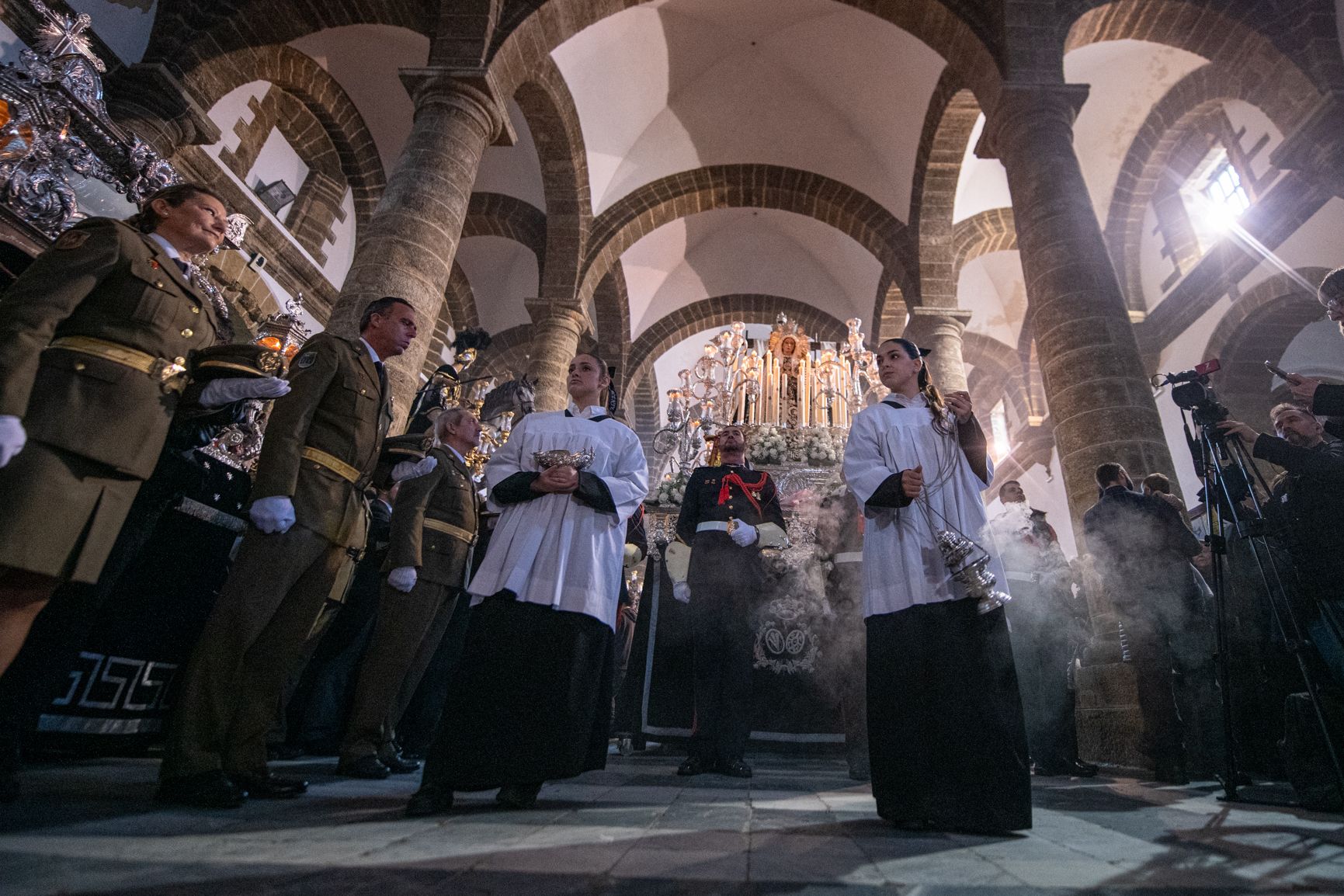  El Santo Entierro no salva el Sábado Santo en Cádiz.