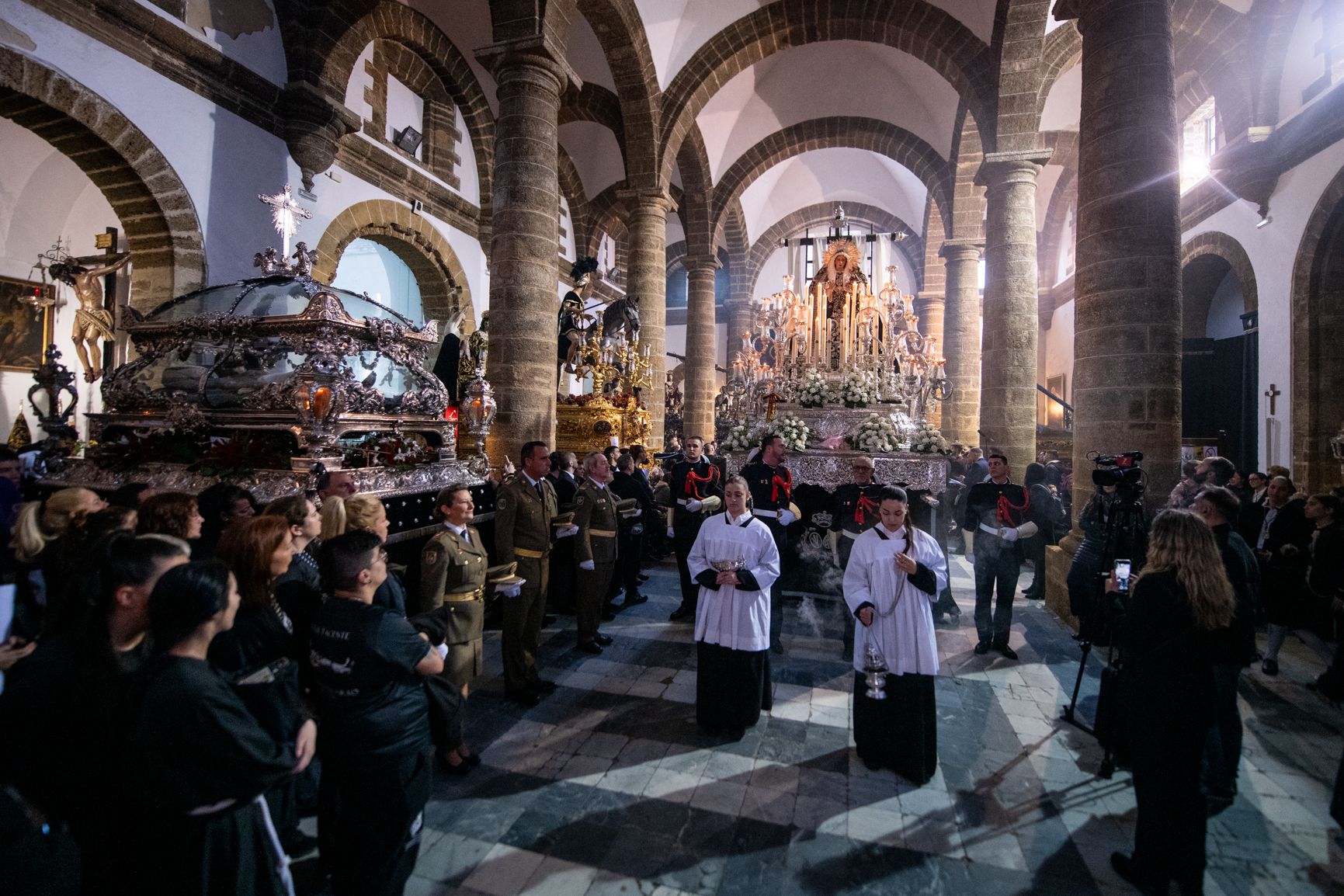  El Santo Entierro no salva el Sábado Santo en Cádiz.