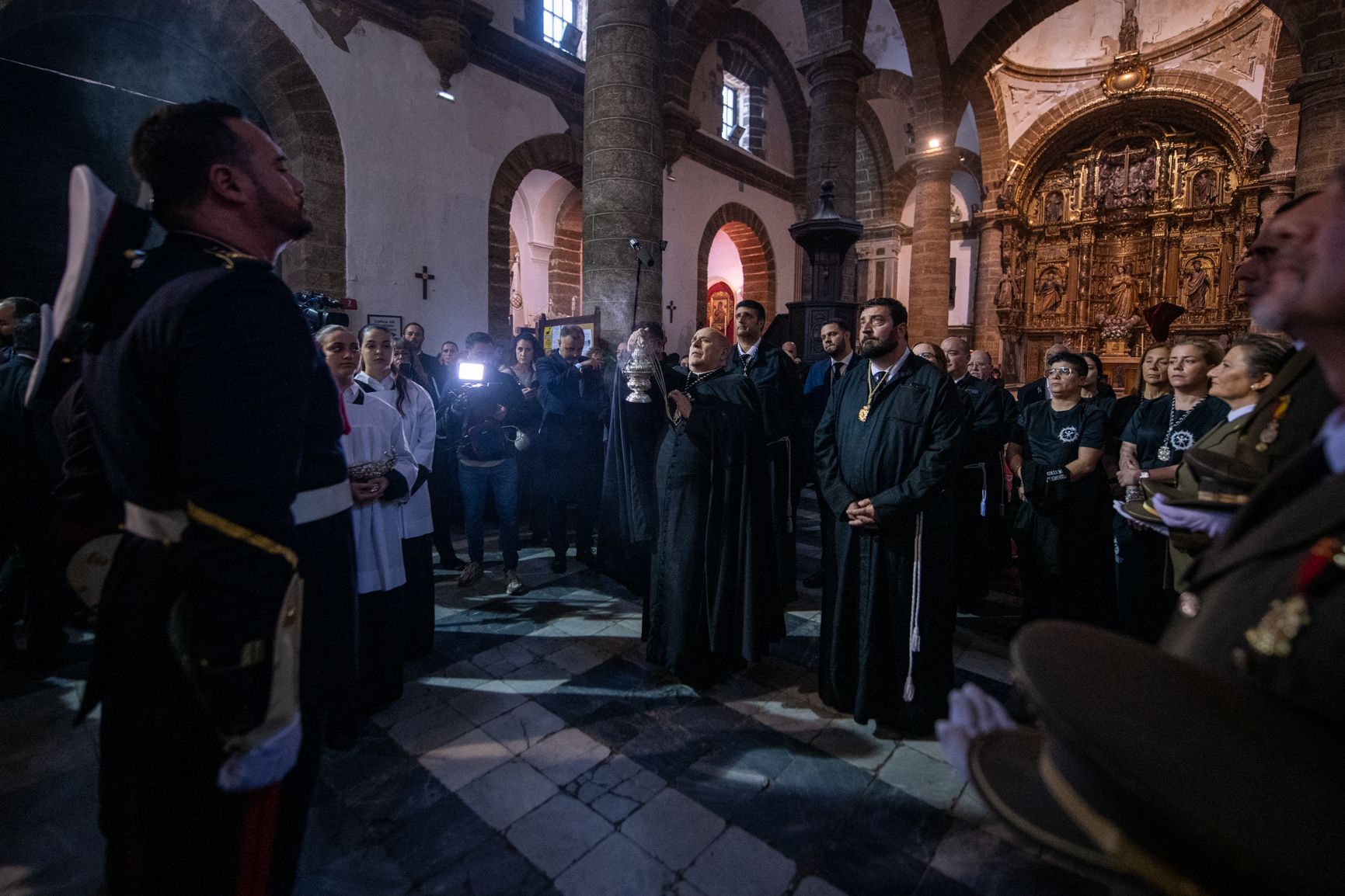  El Santo Entierro no salva el Sábado Santo en Cádiz.