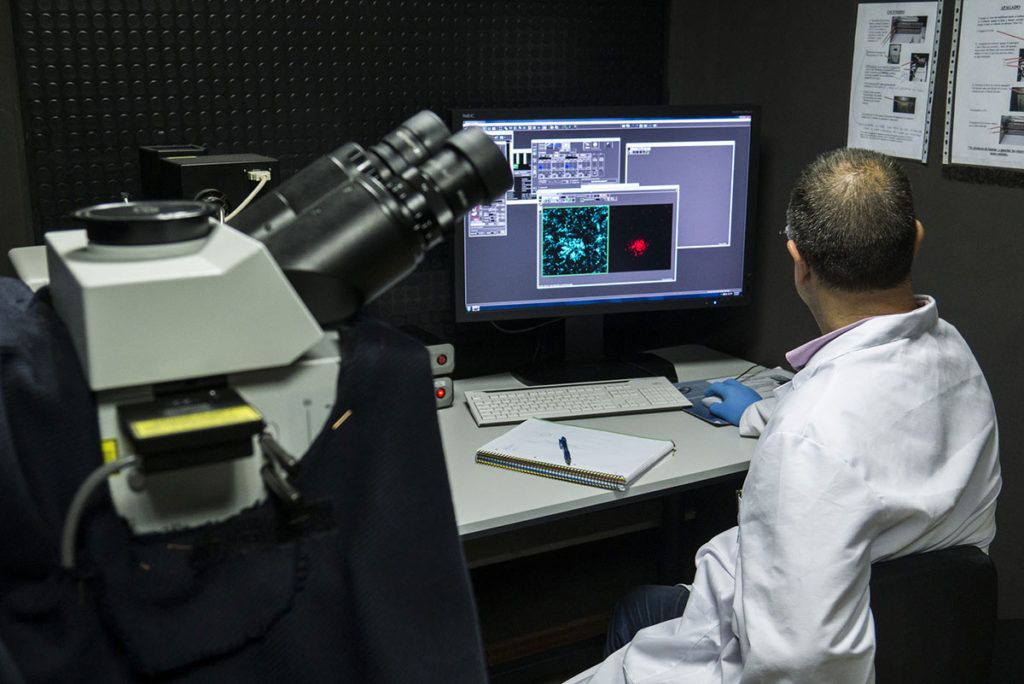 Un empleado del Inibica, en una imagen reciente.