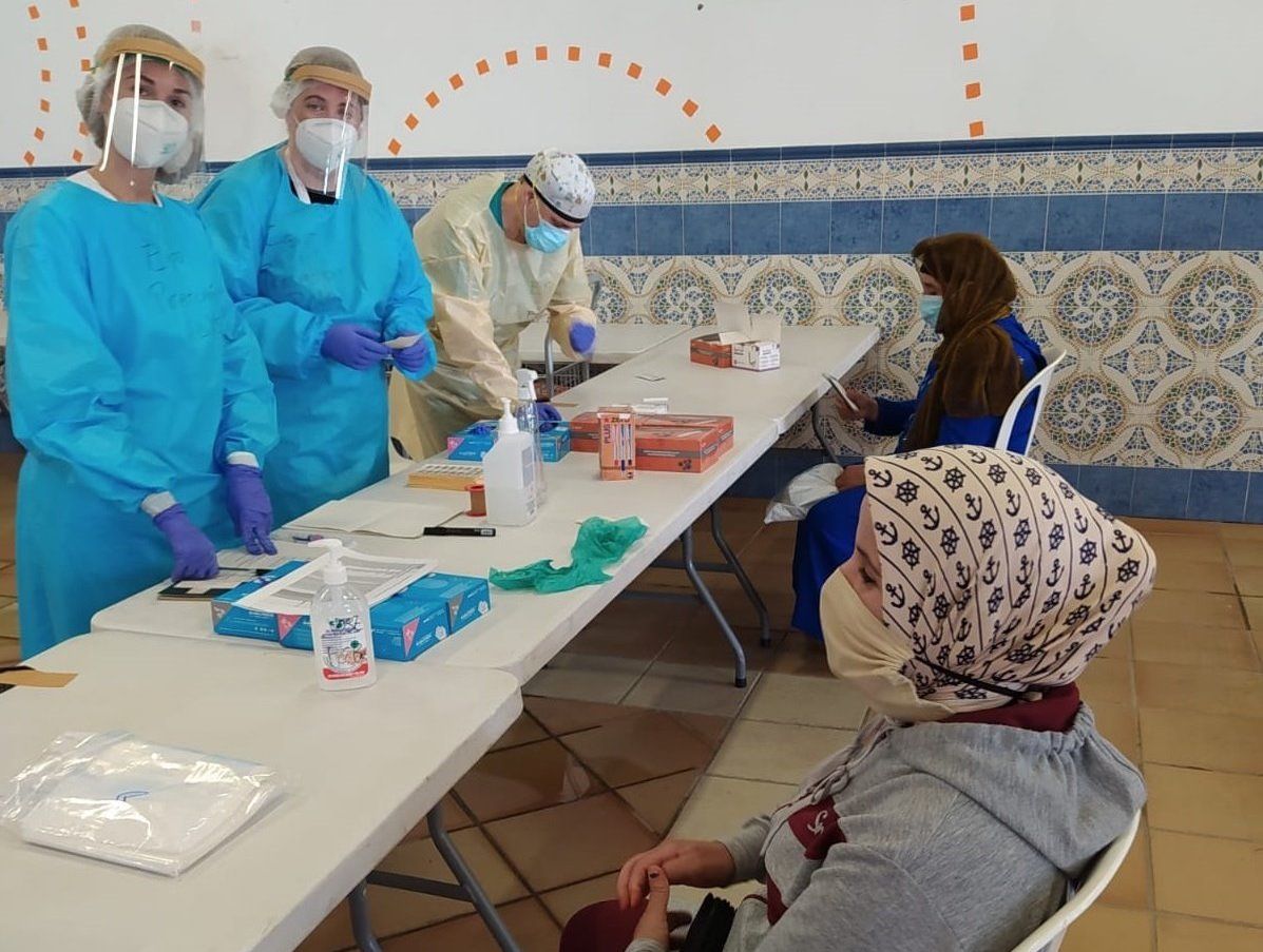 Temporeras marroquíes, tras un control sanitario.