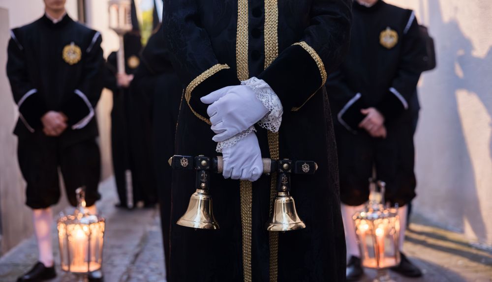 El. muñidor de La Mortaja que anuncia el paso de la cofradía en las calles. 