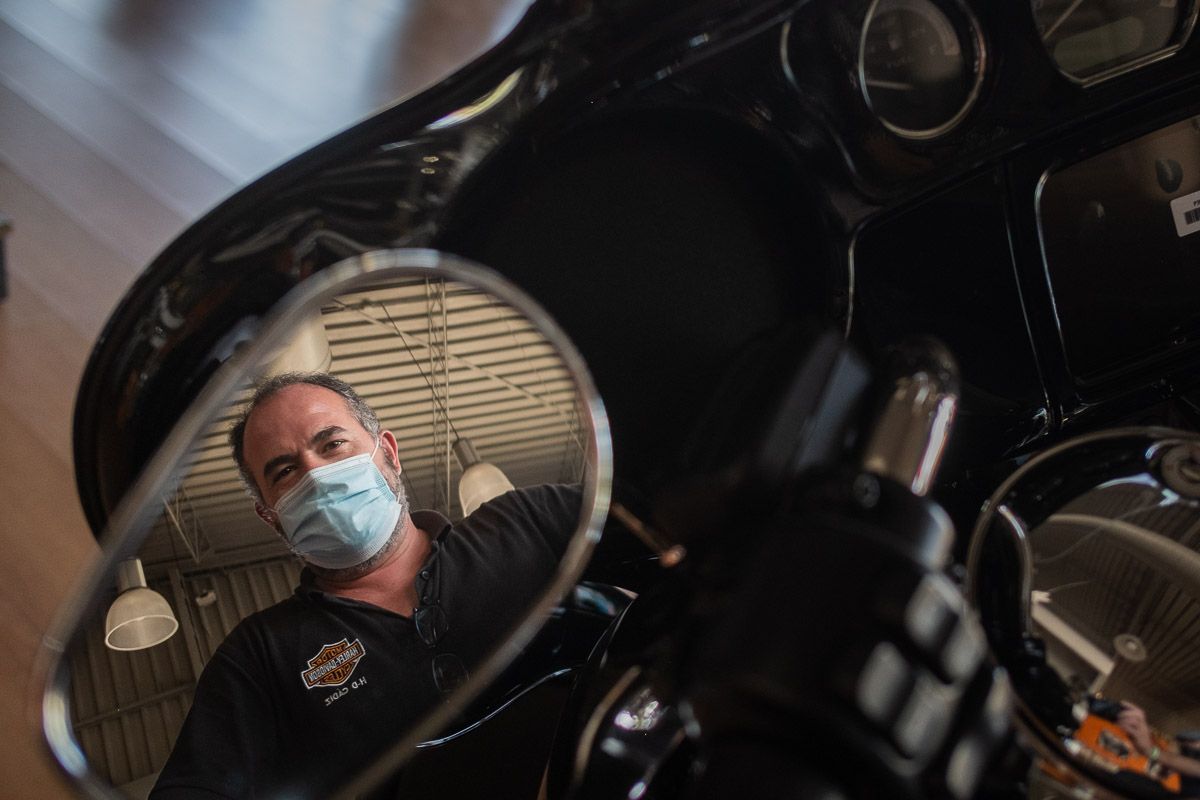Jorge Muñoz, subido en uno de los modelos de Harley Davidson. FOTO: MANU GARCÍA