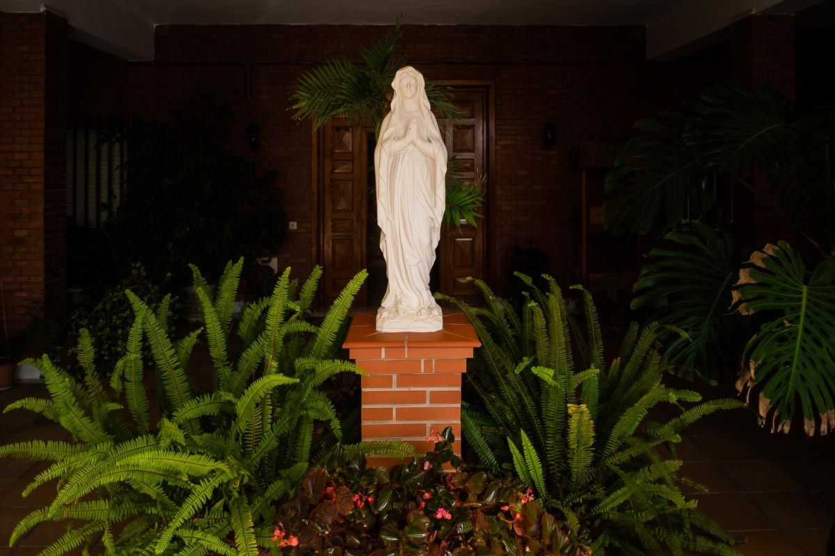 Escultura de la virgen a la entrada de un convento. FOTO: MANU GARCÍA